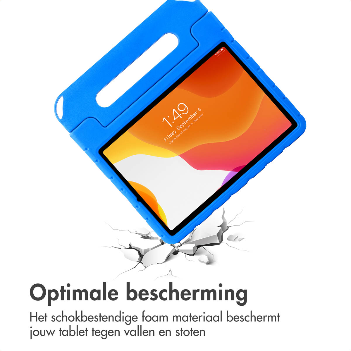 Un étui bleu pour tablette avec une poignée protège une tablette affichant l'heure. Des fissures apparaissent sur le sol. Texte en bas.