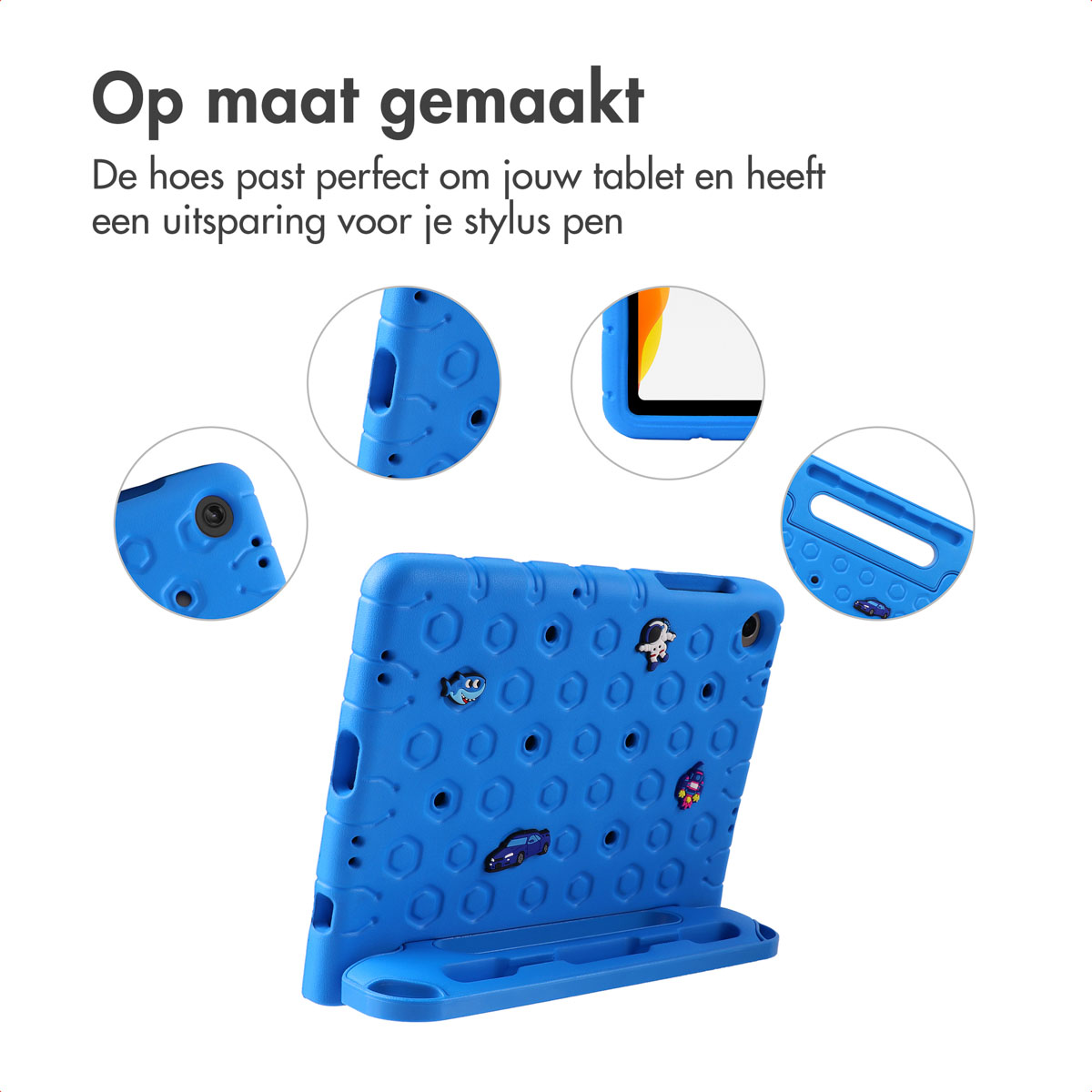 Een blauwe tablethoes met uitsparingen en versieringen. Verschillende close-up weergaven van de hoes worden rond de hoofdafbeelding weergegeven.
