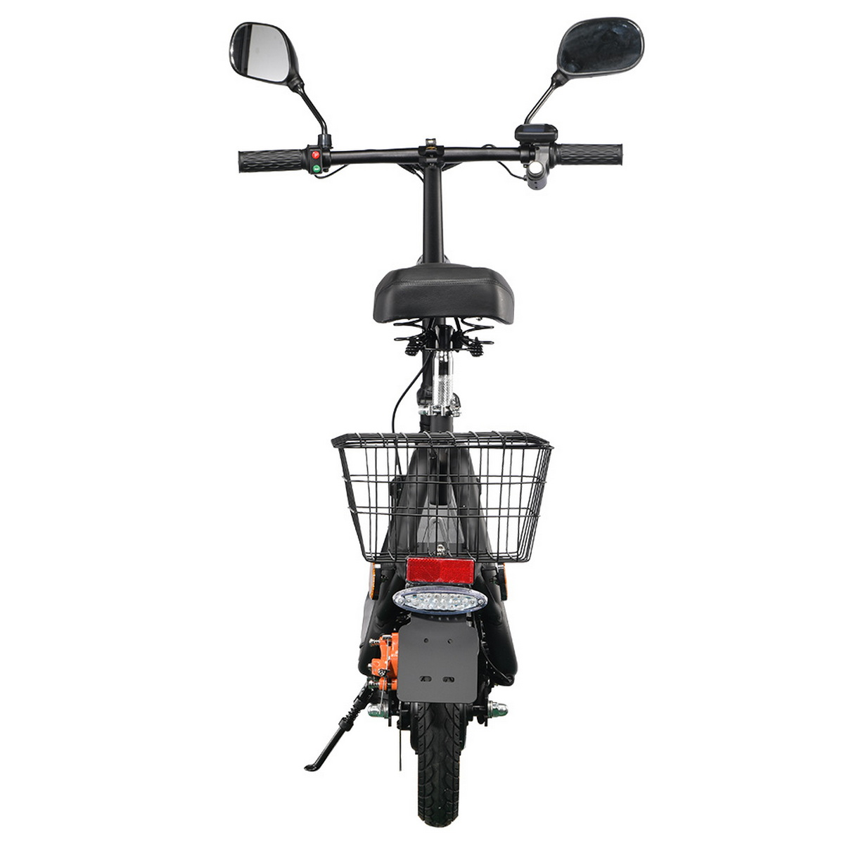 Rückansicht eines schwarzen Elektrofahrrads mit Korb, Spiegeln, Lichtern und Nummernschild. Weißer Hintergrund.