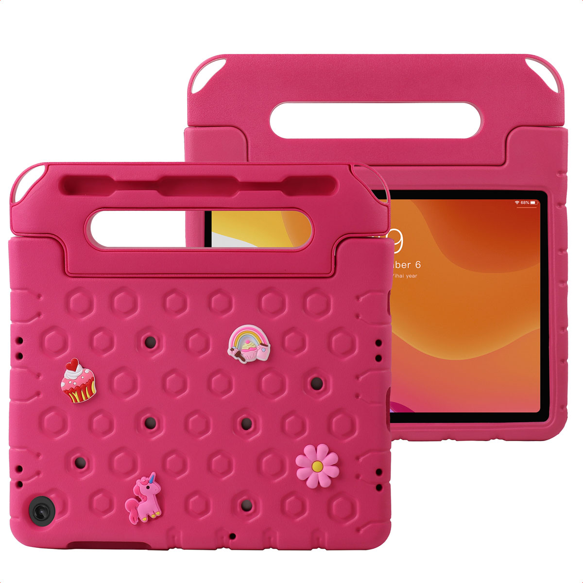 Roze tablethoezen met handvat, versierd met cupcake, bloem, regenboog en eenhoorn bedels. De tablet toont een startscherm.