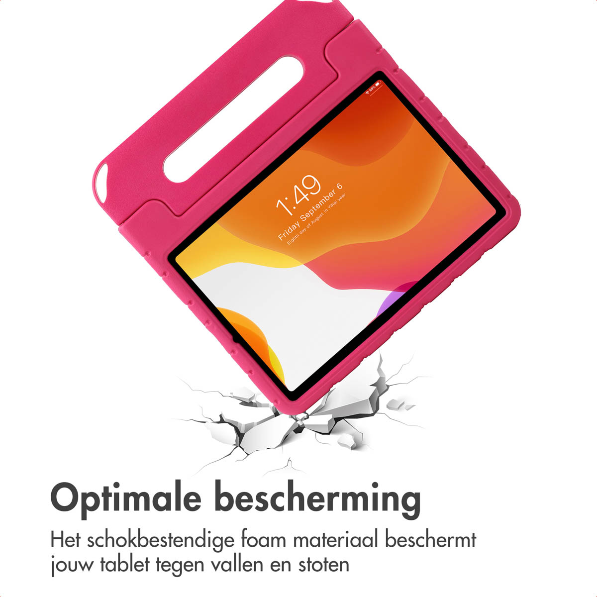 Een roze tablet in een roze beschermhoes, met de tijd en datum. De tablet ligt op een gebarsten grond.