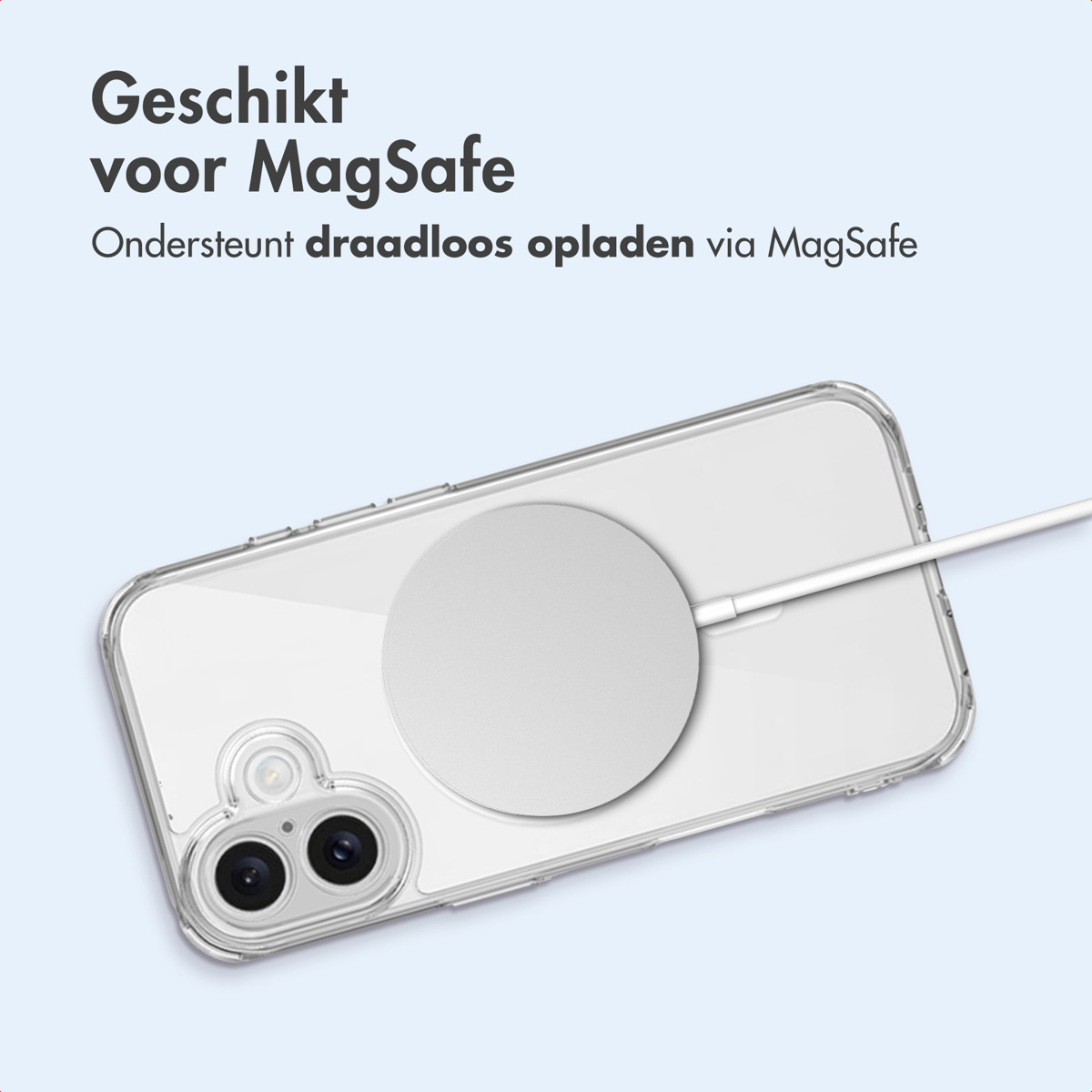 Een telefoon in een doorzichtige hoes met een witte MagSafe-oplader. Tekst: Geschikt voor MagSafe, ondersteunt draadloos opladen.