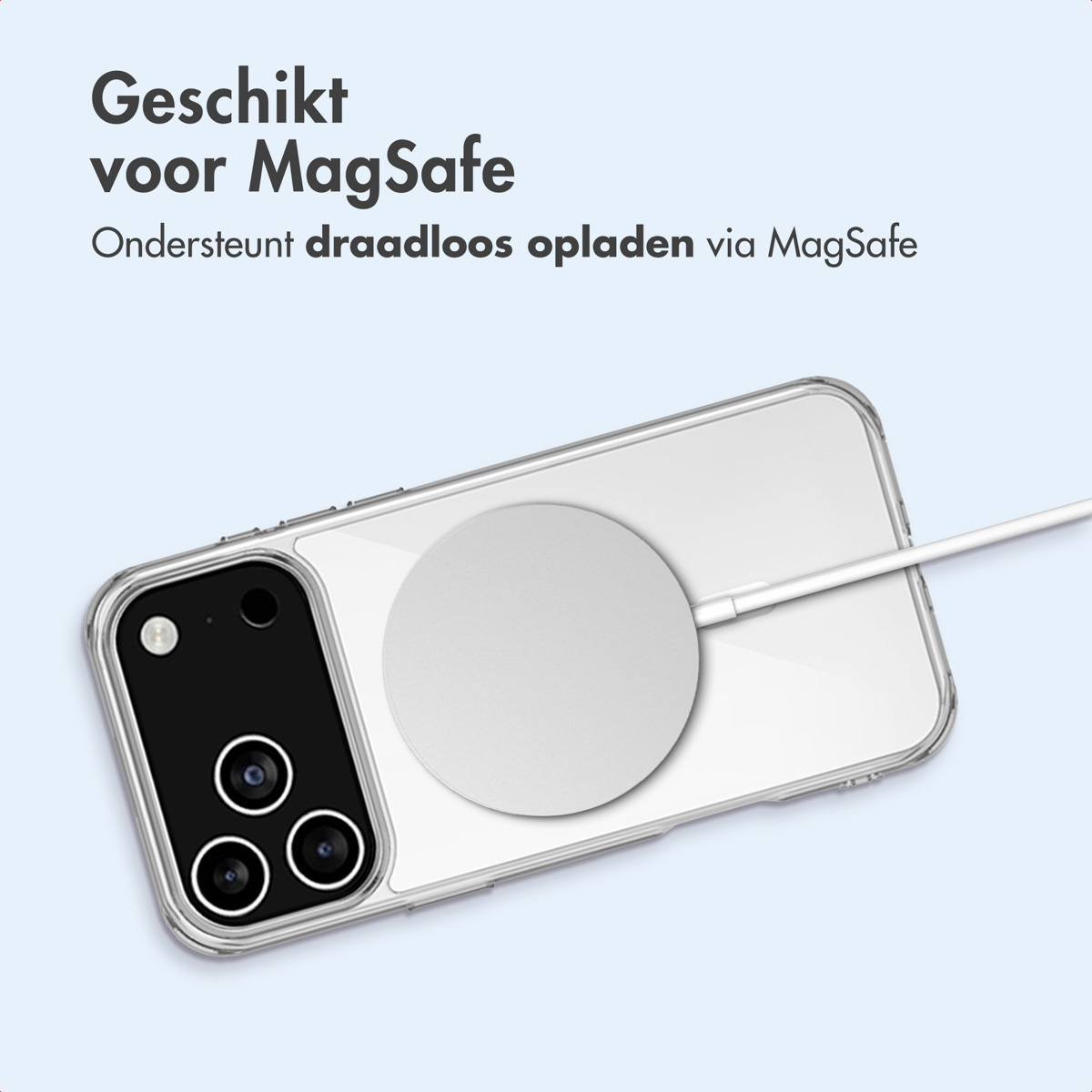 Een telefoon met een transparante hoes is verbonden met een witte MagSafe-oplader. De telefoon heeft een zwart cameramodule met drie lenzen.