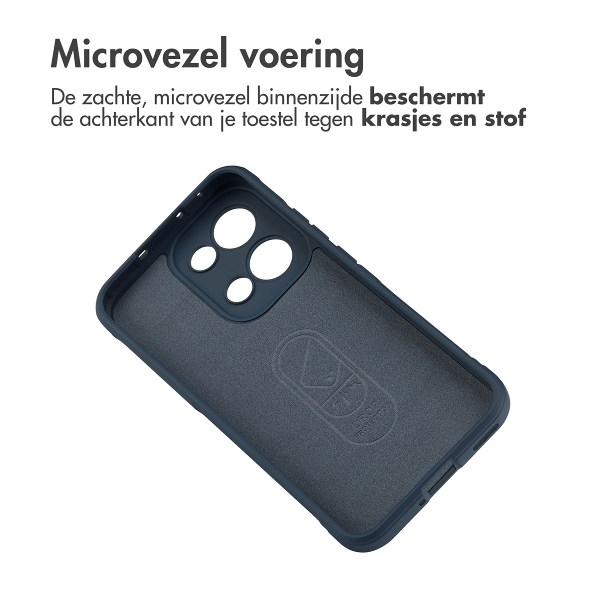 Interno di una custodia per telefono blu scuro. L'interno è un tessuto morbido e strutturato con aperture per la fotocamera del telefono. Sfondo bianco.