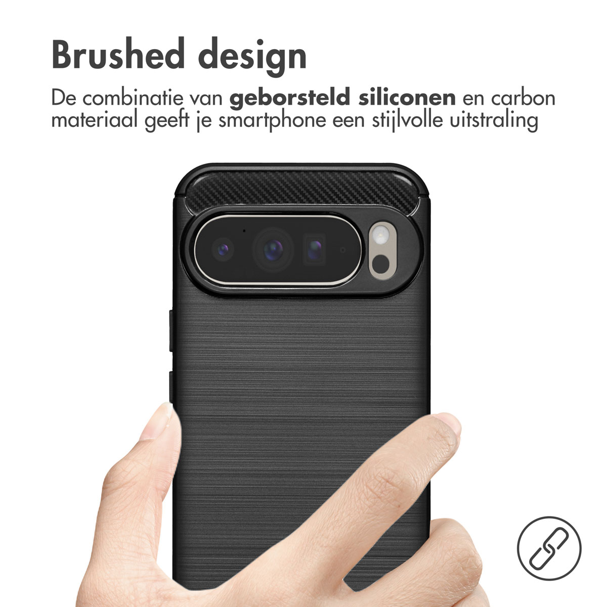 Une main tient un étui de téléphone noir avec un design brossé. L'étui a une découpe pour la caméra et du texte en haut.
