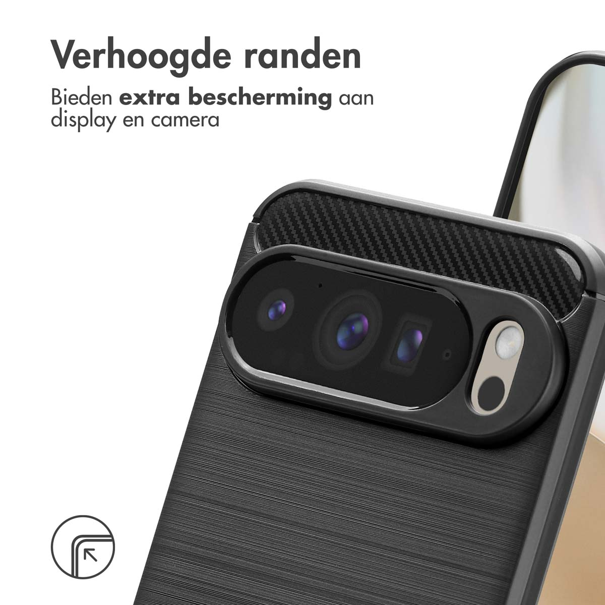Gros plan d'une coque de téléphone noire avec une bosse pour l'appareil photo. Texte néerlandais: Les bords surélevés offrent une protection supplémentaire.