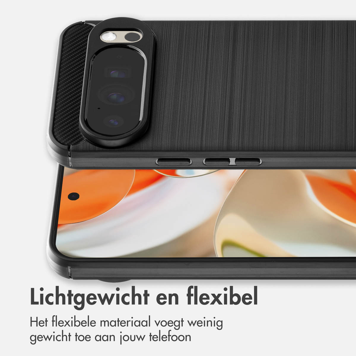 Gros plan sur une coque de téléphone noire avec une découpe pour l'appareil photo. L'étui est sur un téléphone, avec du texte en bas.