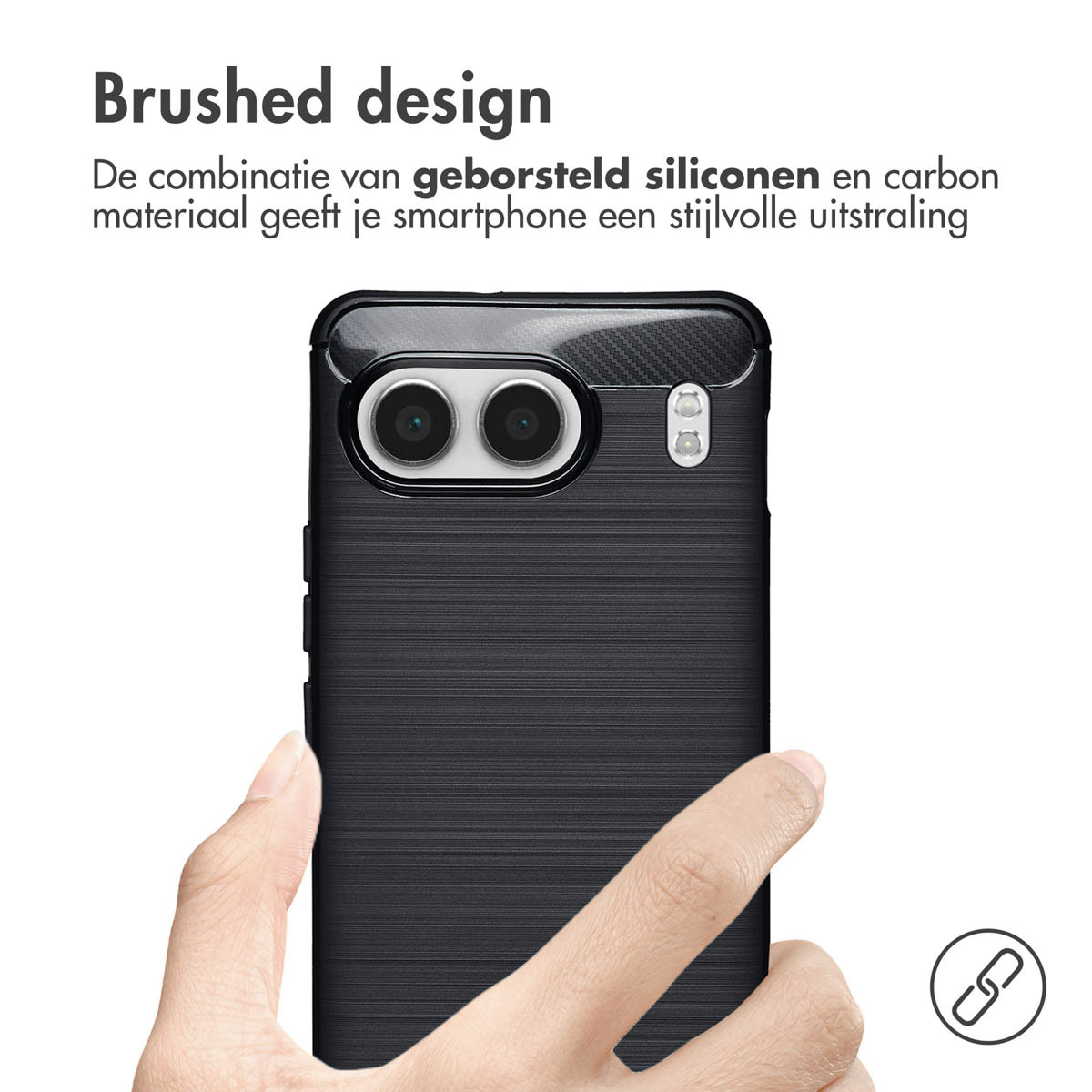 Une main tient une coque de téléphone noire avec un design brossé. La coque a une découpe pour l'appareil photo et une icône de lien.