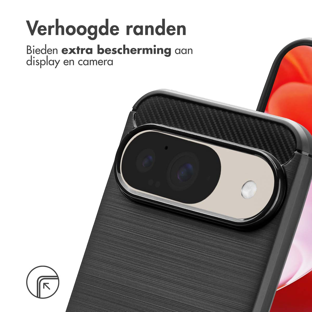 Primo piano di una custodia per telefono con un rigonfiamento per la fotocamera. La custodia è nera, con testo in olandese. La fotocamera ha un bordo argentato.
