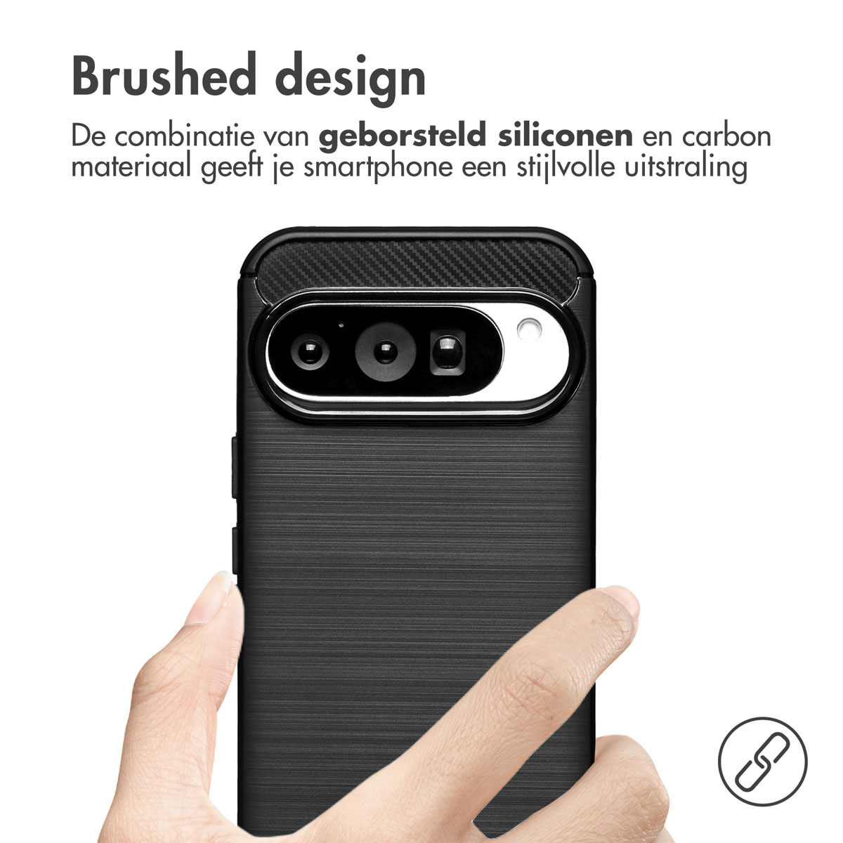 Una custodia nera per telefono con design spazzolato è tenuta da una mano. Testo: 'Brushed design'.