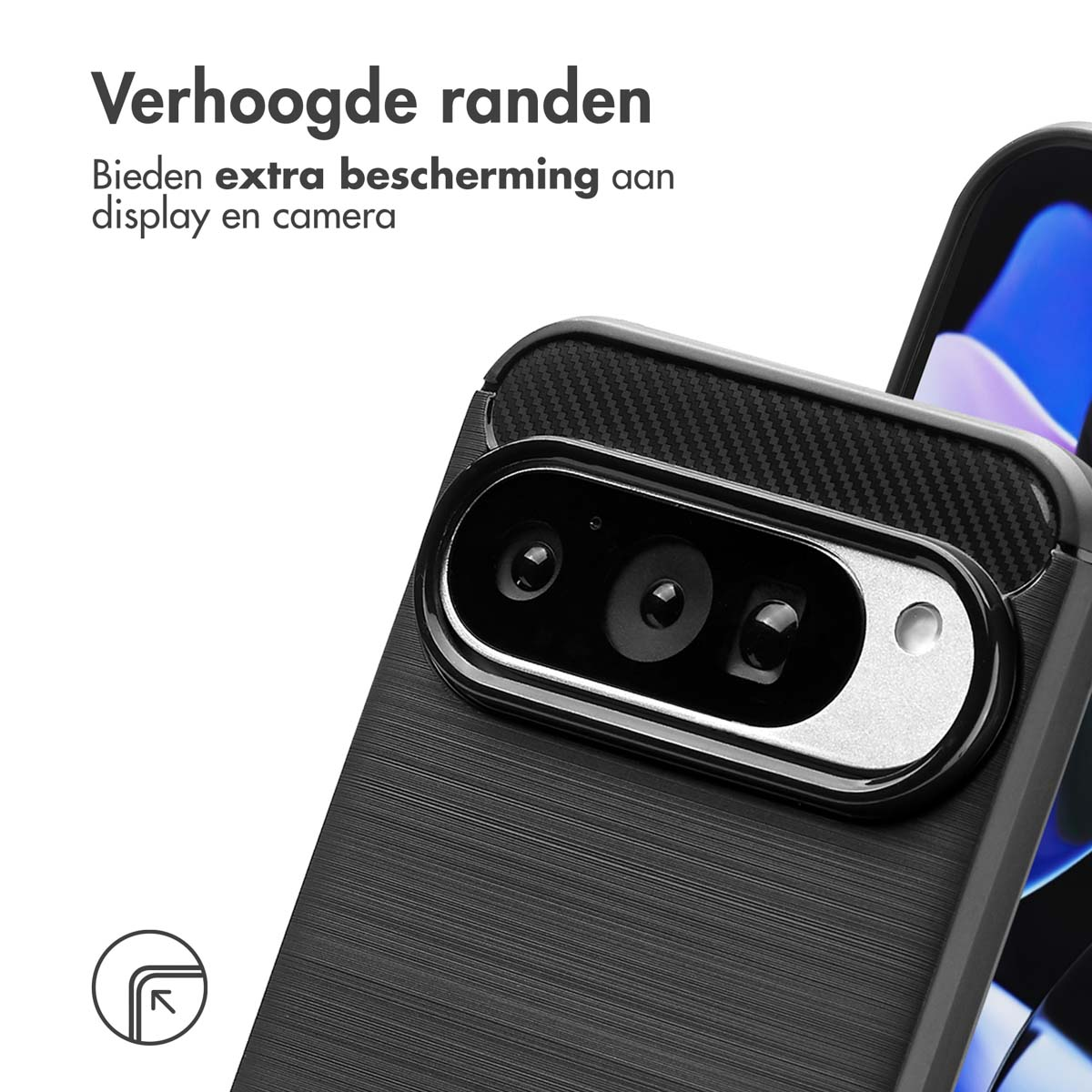 Primo piano di una custodia nera per telefono con modulo fotocamera. La custodia ha una superficie strutturata. Testo olandese: protezione extra per schermo e fotocamera.