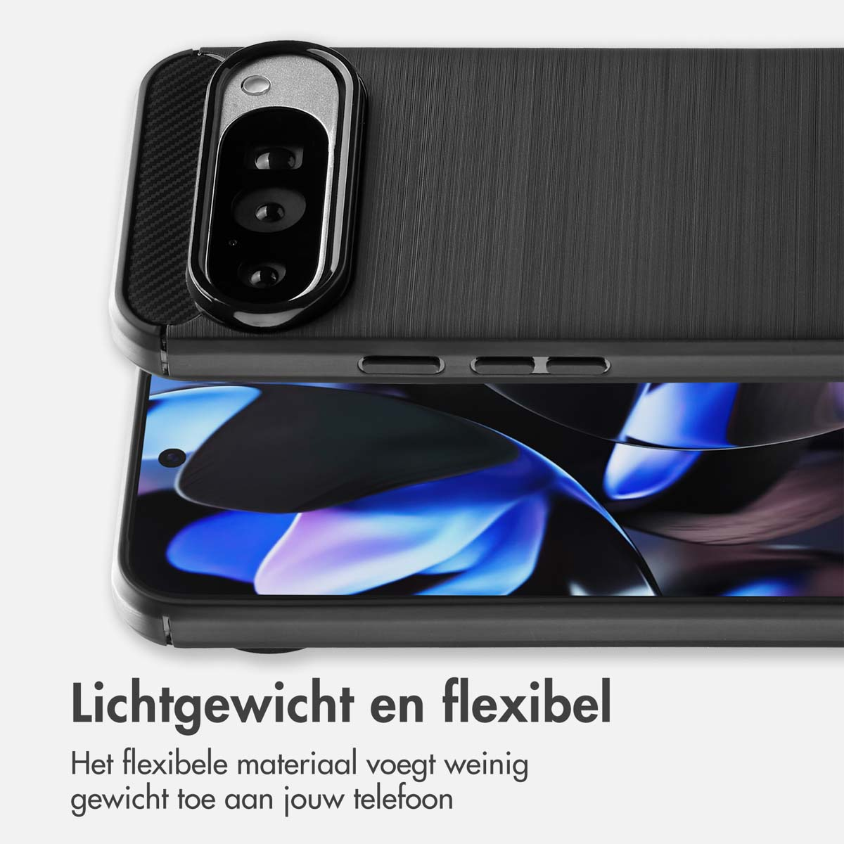 Una custodia nera per telefono con modulo fotocamera è mostrata, lo schermo mostra un design astratto blu e nero. Testo: Leggero e flessibile.