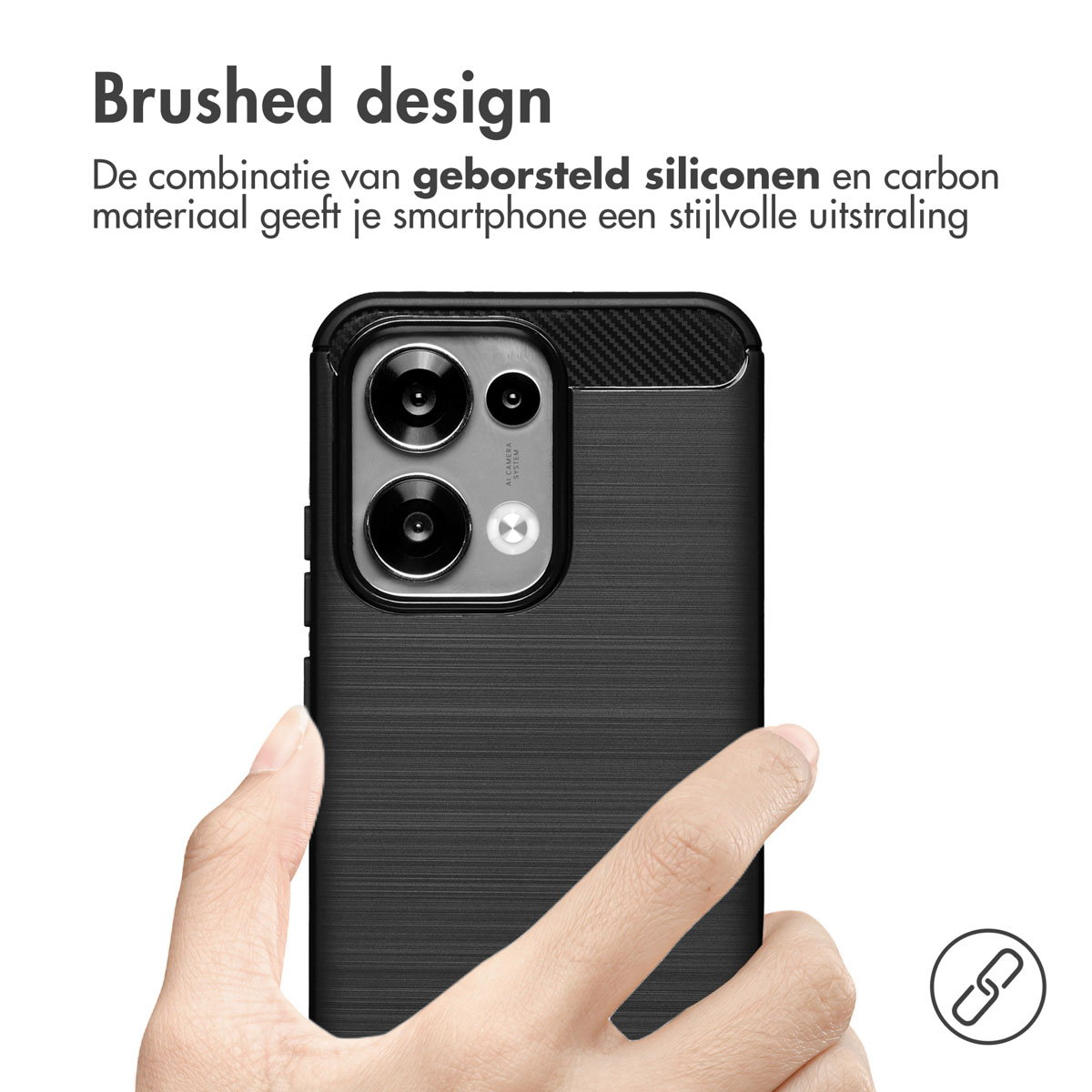 Una mano tiene una custodia nera per smartphone con design spazzolato. La custodia ha lenti della fotocamera e testo in alto.