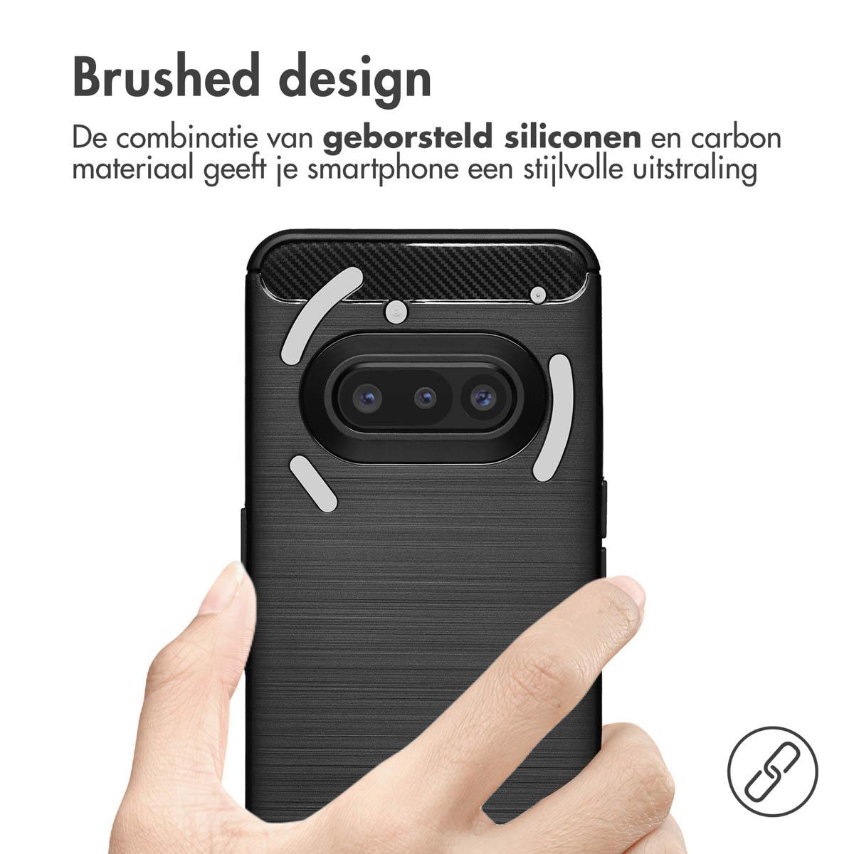 Hand die een zwarte telefoonhoes vasthoudt met een geborsteld ontwerp. Boven staat 'Brushed design'. De hoes heeft een camera.