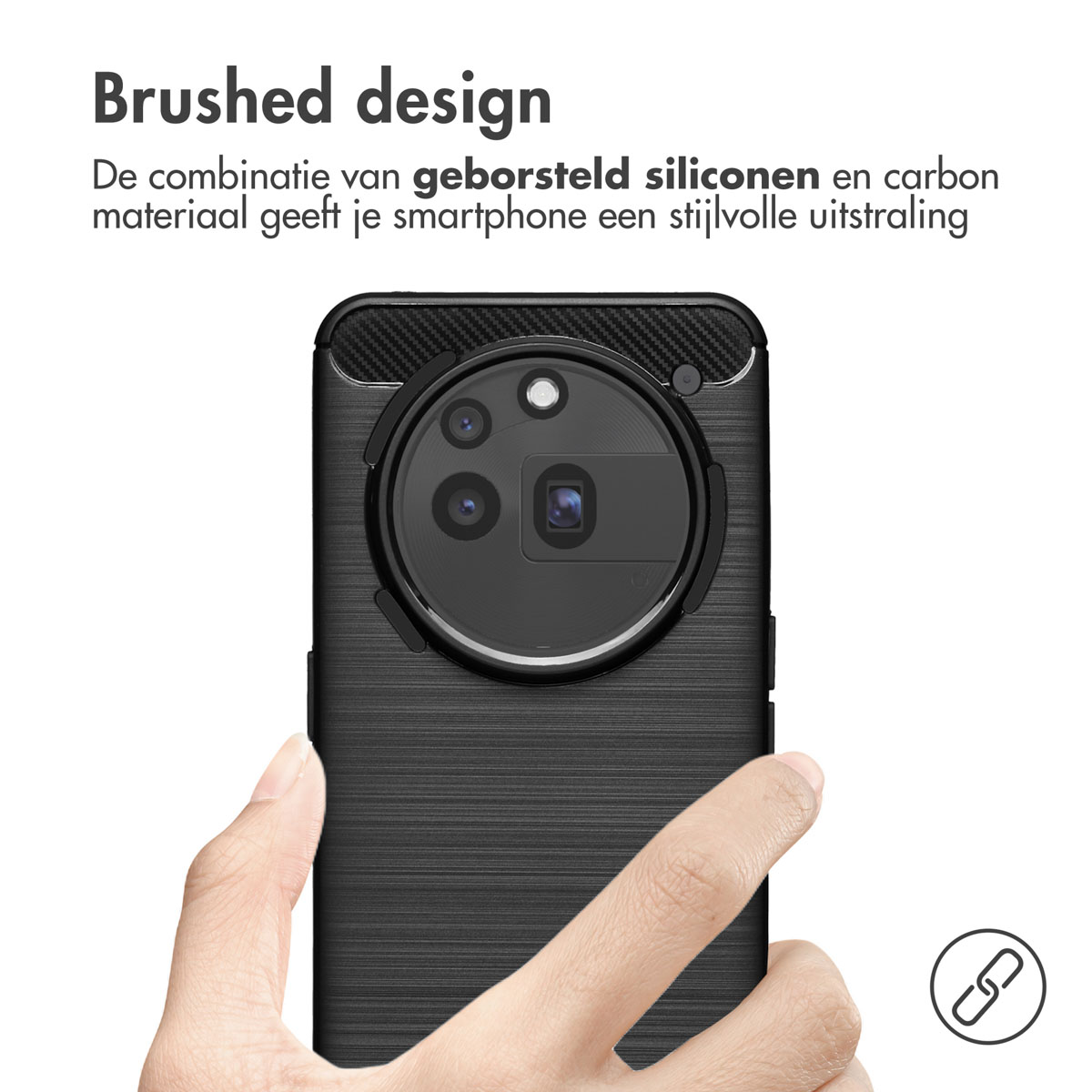 Hand die een zwarte telefoonhoes vasthoudt met een geborsteld ontwerp. De hoes heeft een cameramodule en een link-icoon in de rechter benedenhoek.
