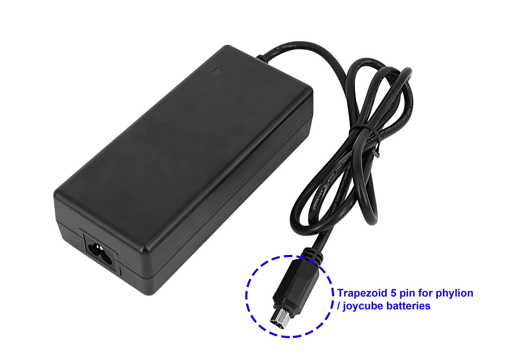 Adattatore di alimentazione nero con cavo e connettore trapezoidale a 5 pin per batterie phylion/joycube su sfondo bianco.