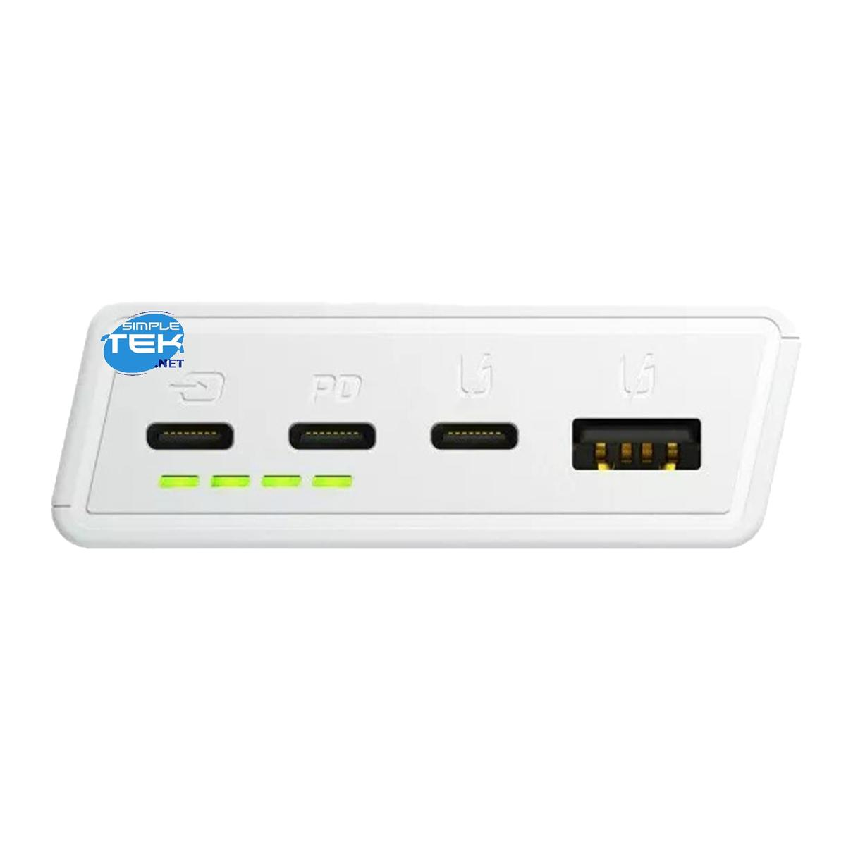 È mostrato un power bank bianco con più porte. Ha un logo e diverse porte di ingresso e uscita. Le luci verdi indicano lo stato dell'alimentazione.