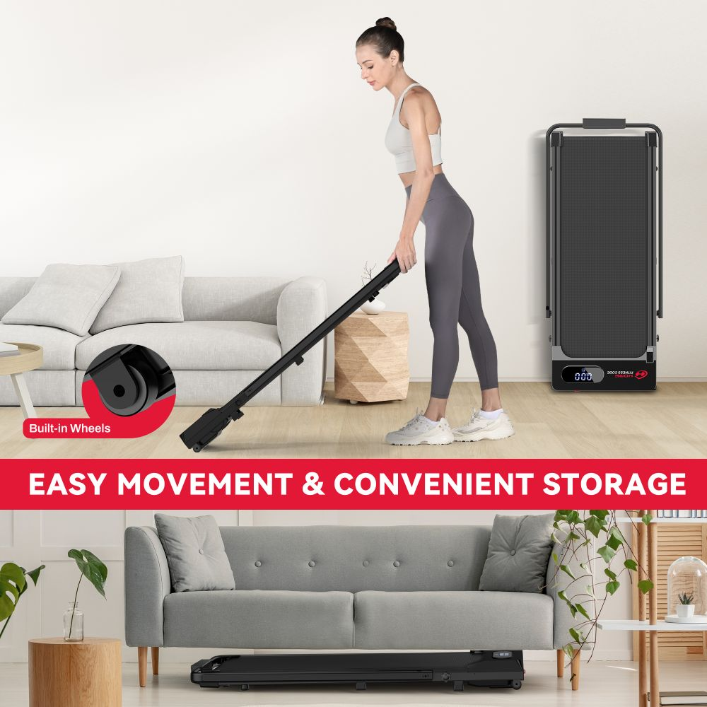 Kobieta ustawia czarną bieżnię. W tle szara sofa i biała ściana. Tekst mówi o łatwym ruchu.