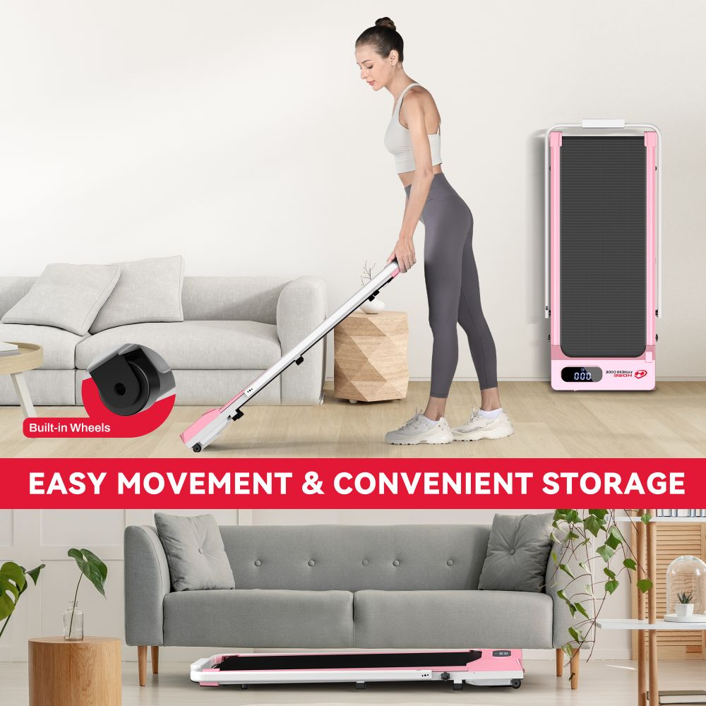 Kobieta ciągnie różowo-białą bieżnię. Druga stoi pionowo. Kanapa i inne meble są w tle.