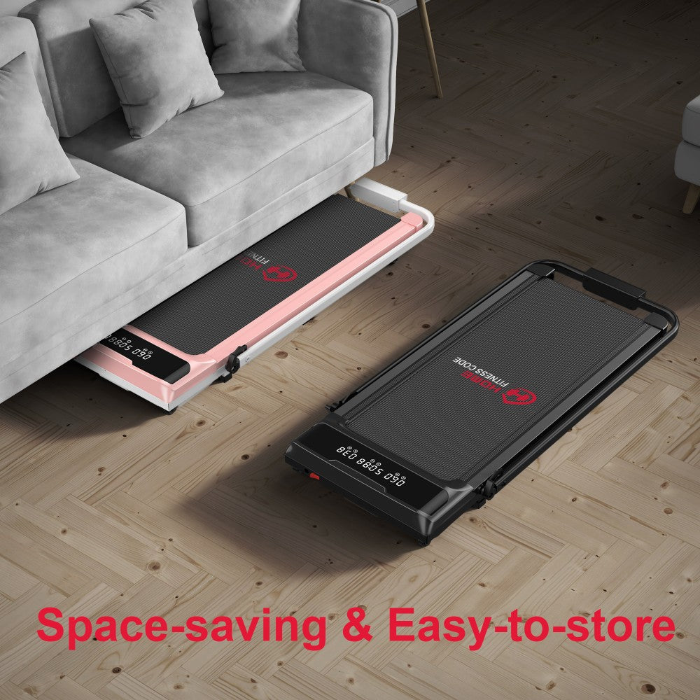 Dwie bieżnie, jedna pod kanapą. Jedna jest różowa, druga czarna. Podłoga jest drewniana. Tekst: Oszczędność miejsca i łatwość przechowywania.