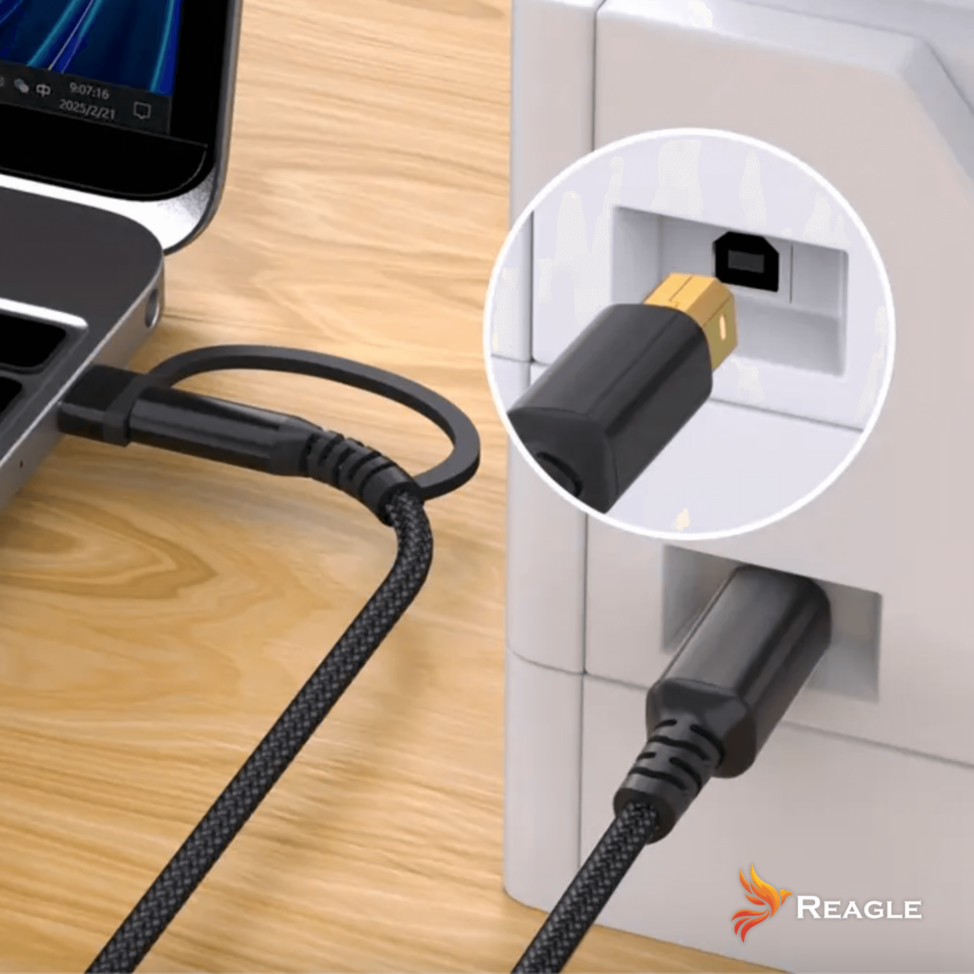 Czarny kabel podłączony do laptopa i urządzenia. Skupienie na szczegółach kabla, porcie i urządzeniu. Białe tło.