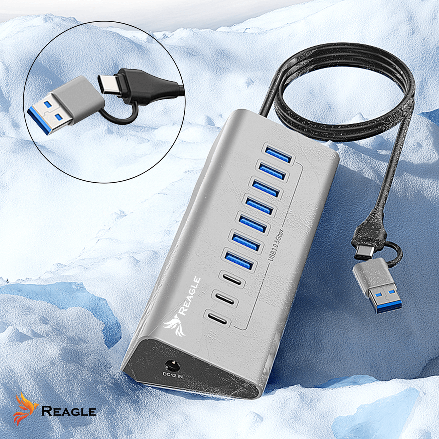 Srebrny hub USB z niebieskimi portami i czarnym kablem. Na zdjęciu widać złącze USB i USB-C. Śnieżne tło.