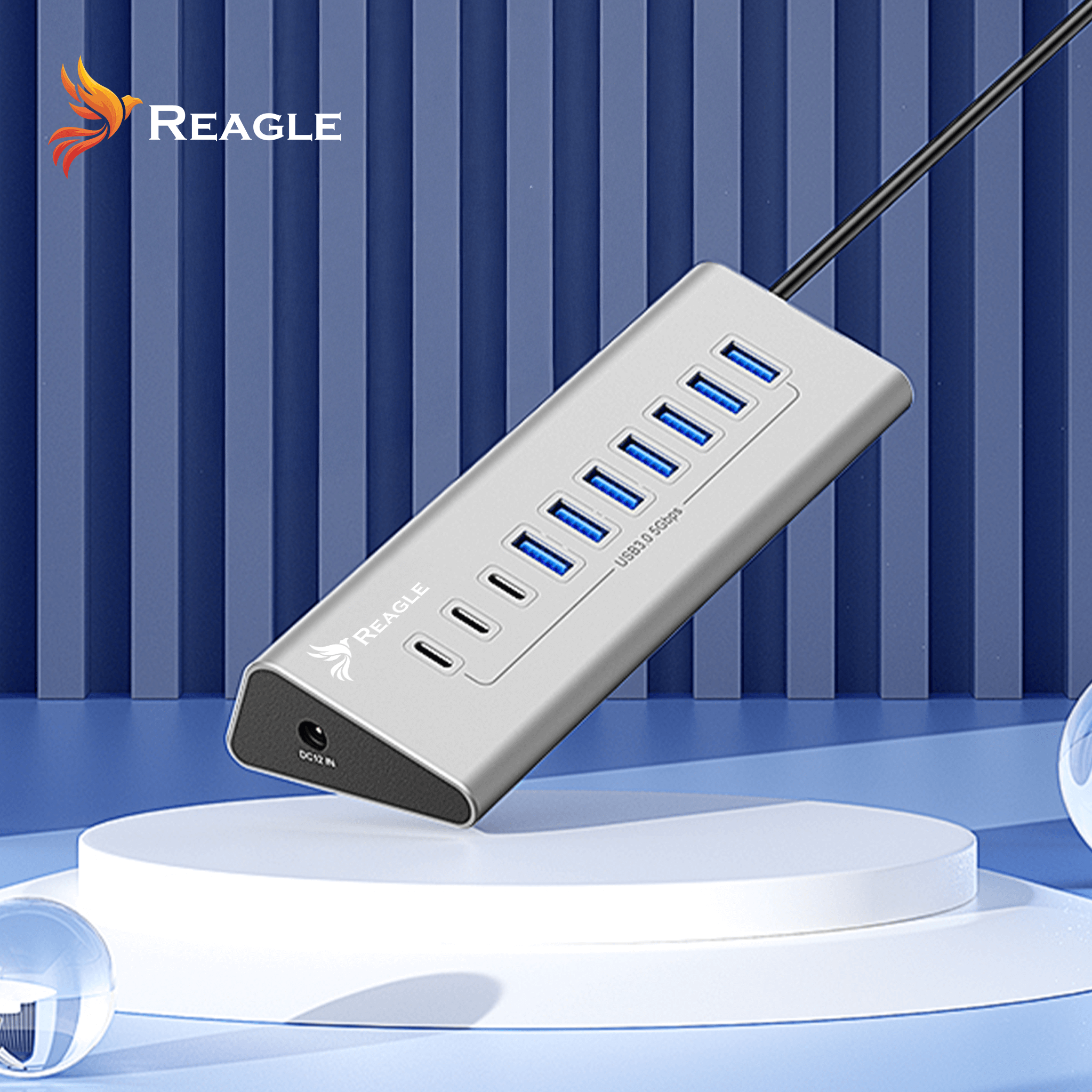 Srebrny hub USB z wieloma portami jest wyświetlany na białej platformie, z niebieskim tłem i logo Reagle.