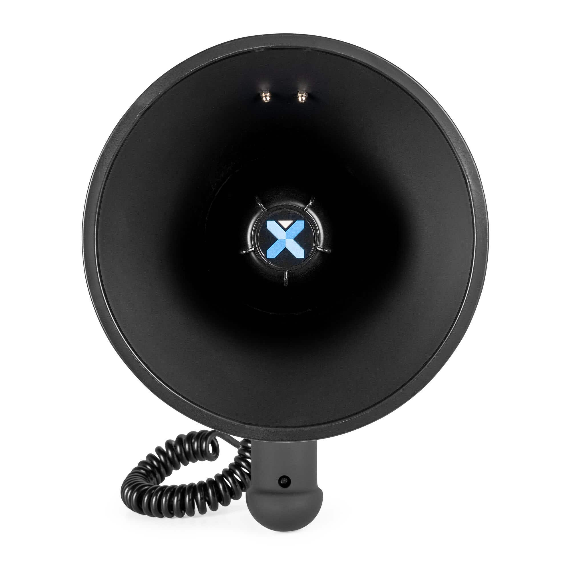 Un megáfono negro, vista frontal. Tiene un cable en espiral, una X azul en el centro y dos tornillos pequeños en la parte superior.