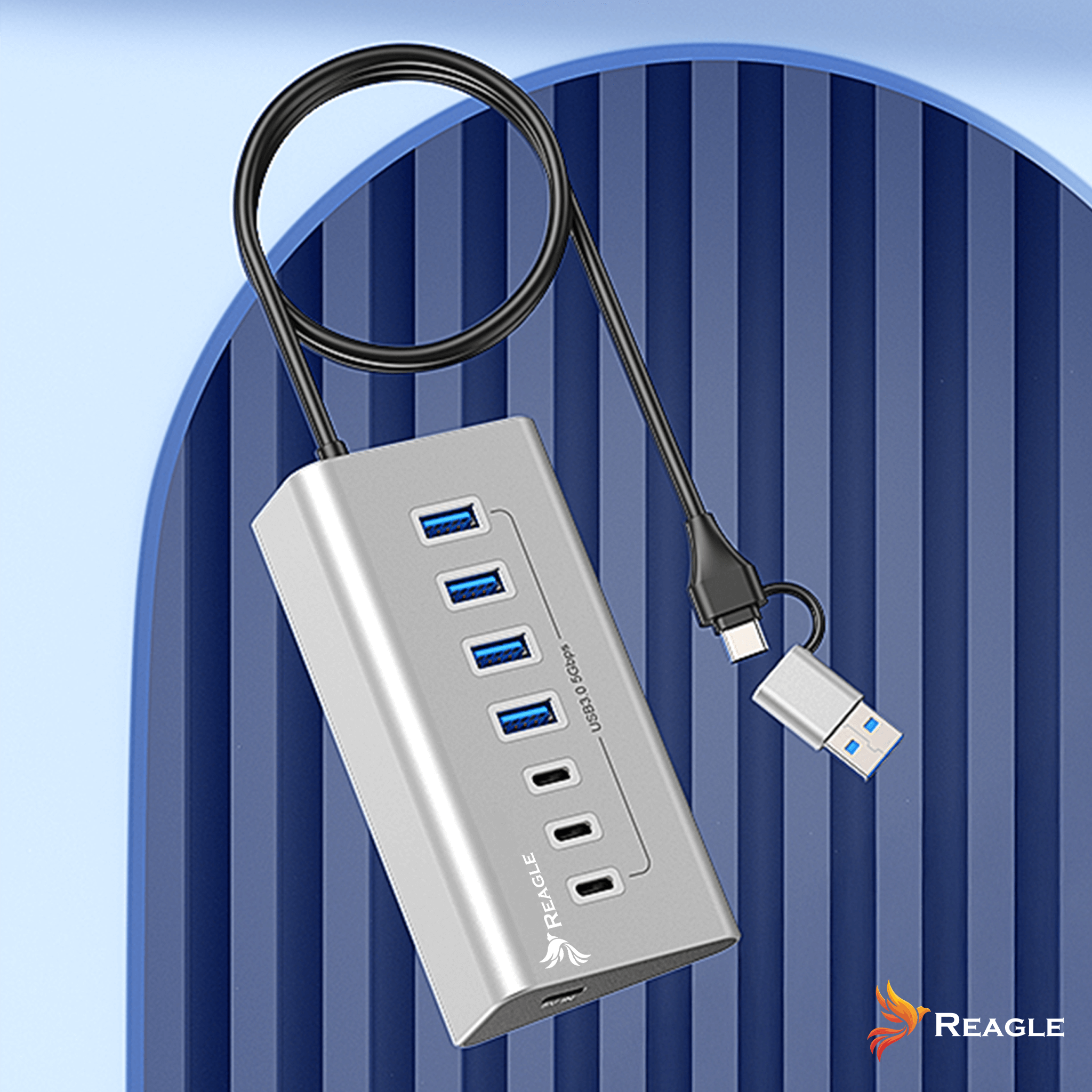 Srebrny hub USB z wieloma portami, kablem USB i złączem USB-C. Niebieskie i białe tło.