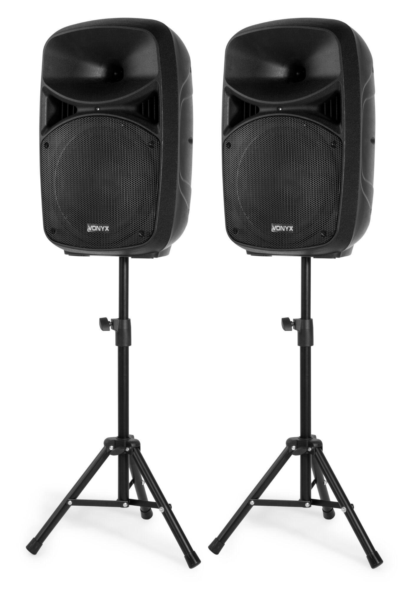 Dos altavoces negros sobre soportes. Cada altavoz tiene una rejilla frontal y un logotipo. Los soportes son negros, estilo trípode.