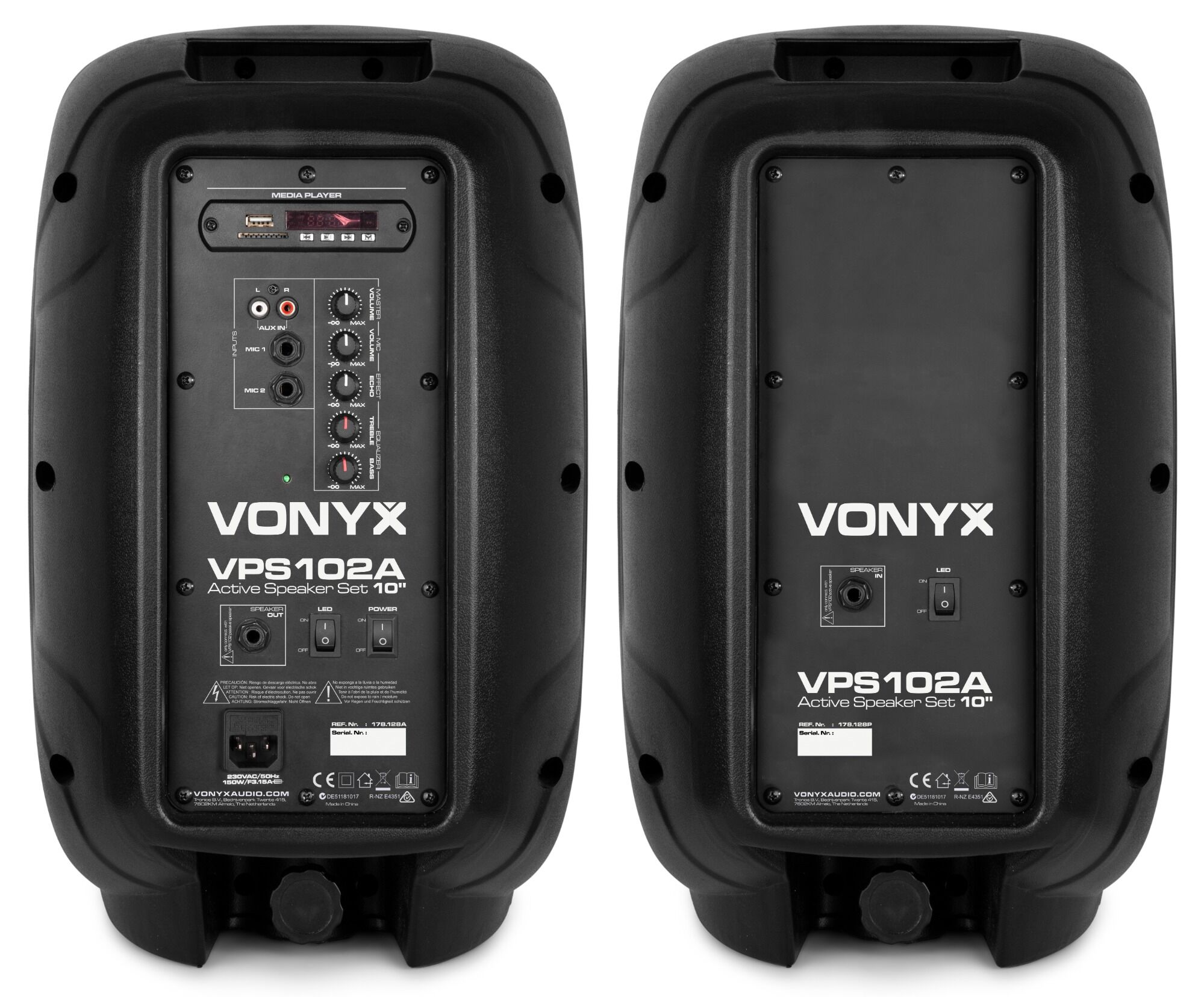 Dos traseras de altavoces negros. Cada una tiene controles de volumen, entradas y un reproductor multimedia. La marca VONYX es visible.