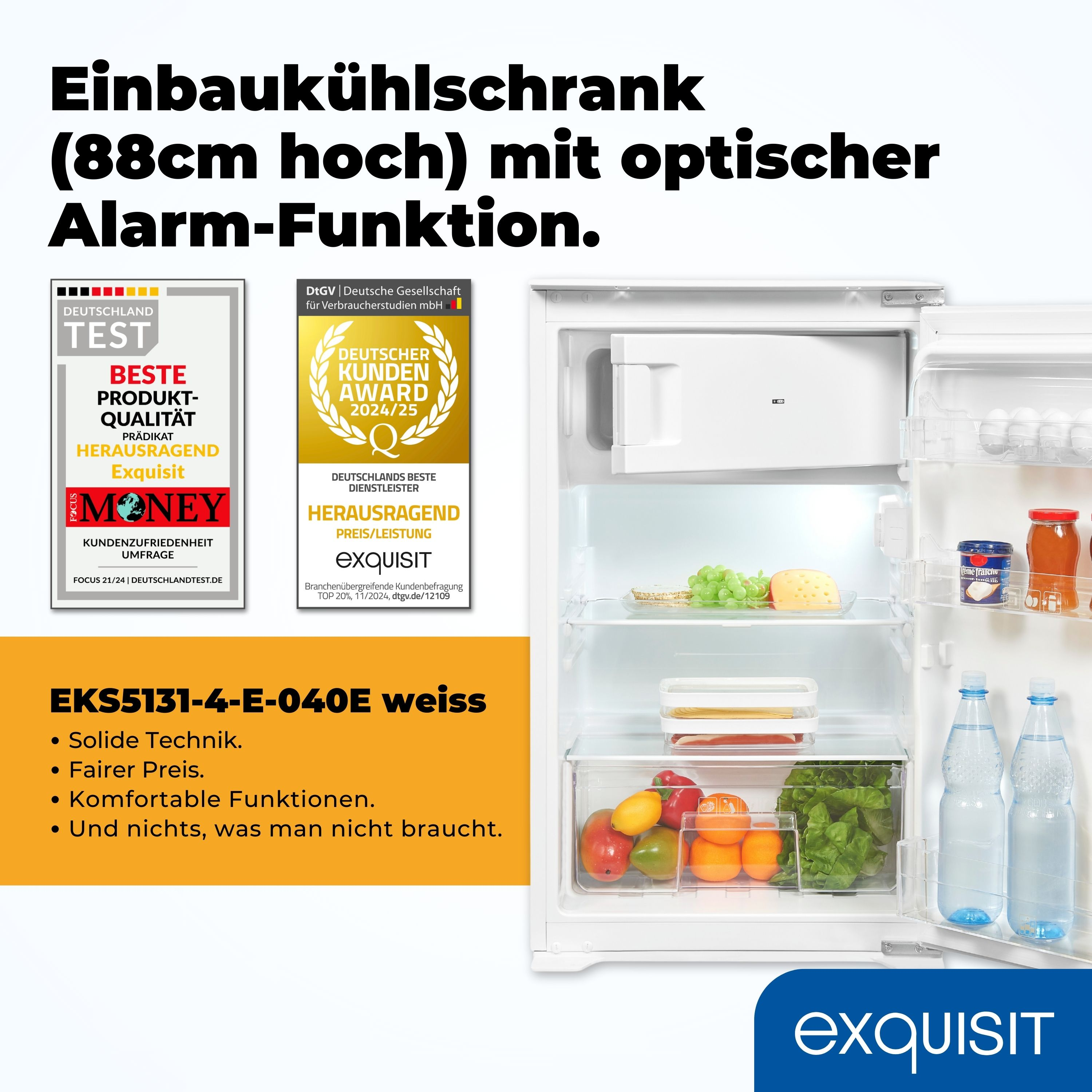 Ein weißer Kühlschrank ist geöffnet und zeigt Lebensmittel. Auszeichnungen und Text befinden sich links. Die Marke ist Exquisit.