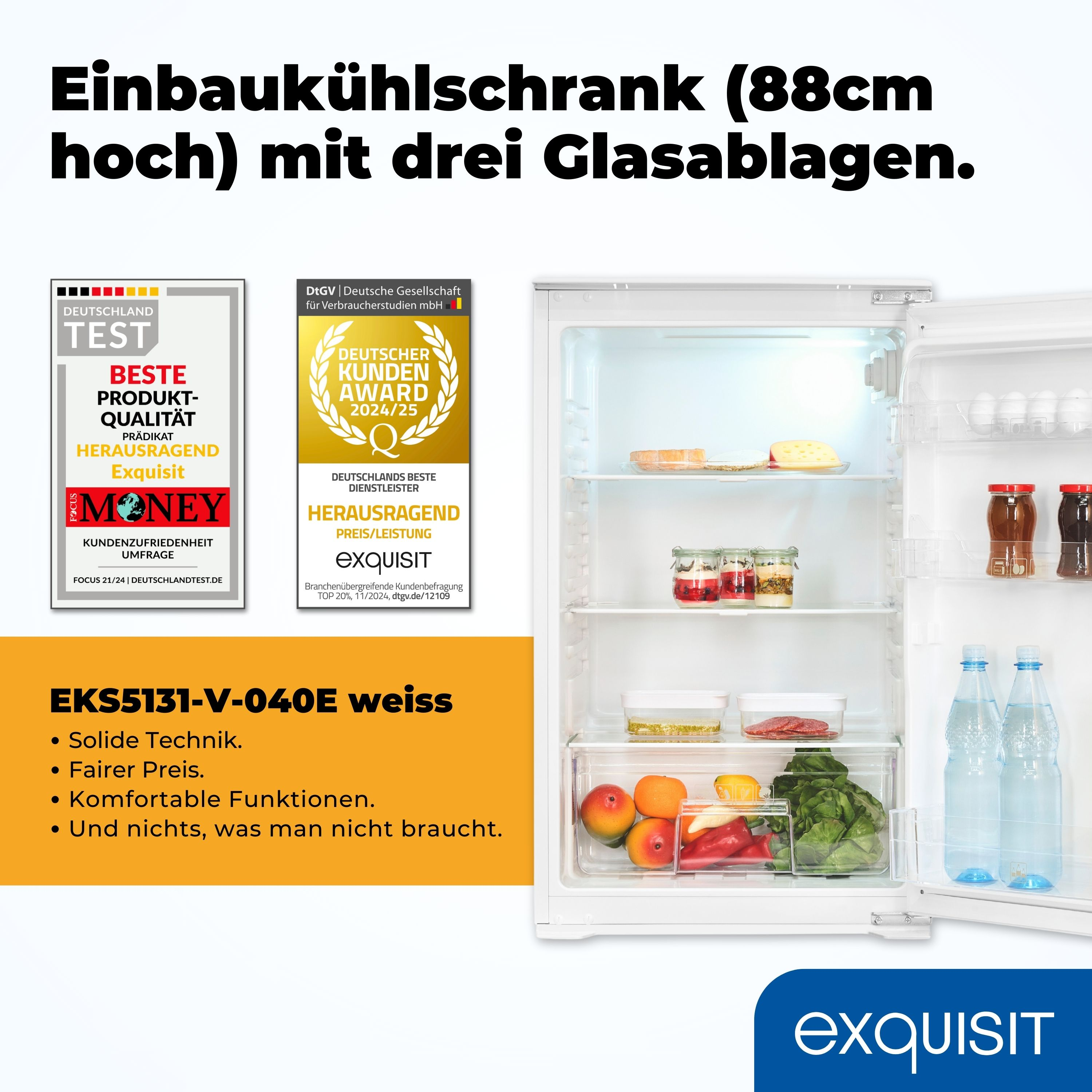 Ein Kühlschrank mit offener Tür, der Lebensmittel und Getränke zeigt, mit Auszeichnungen.