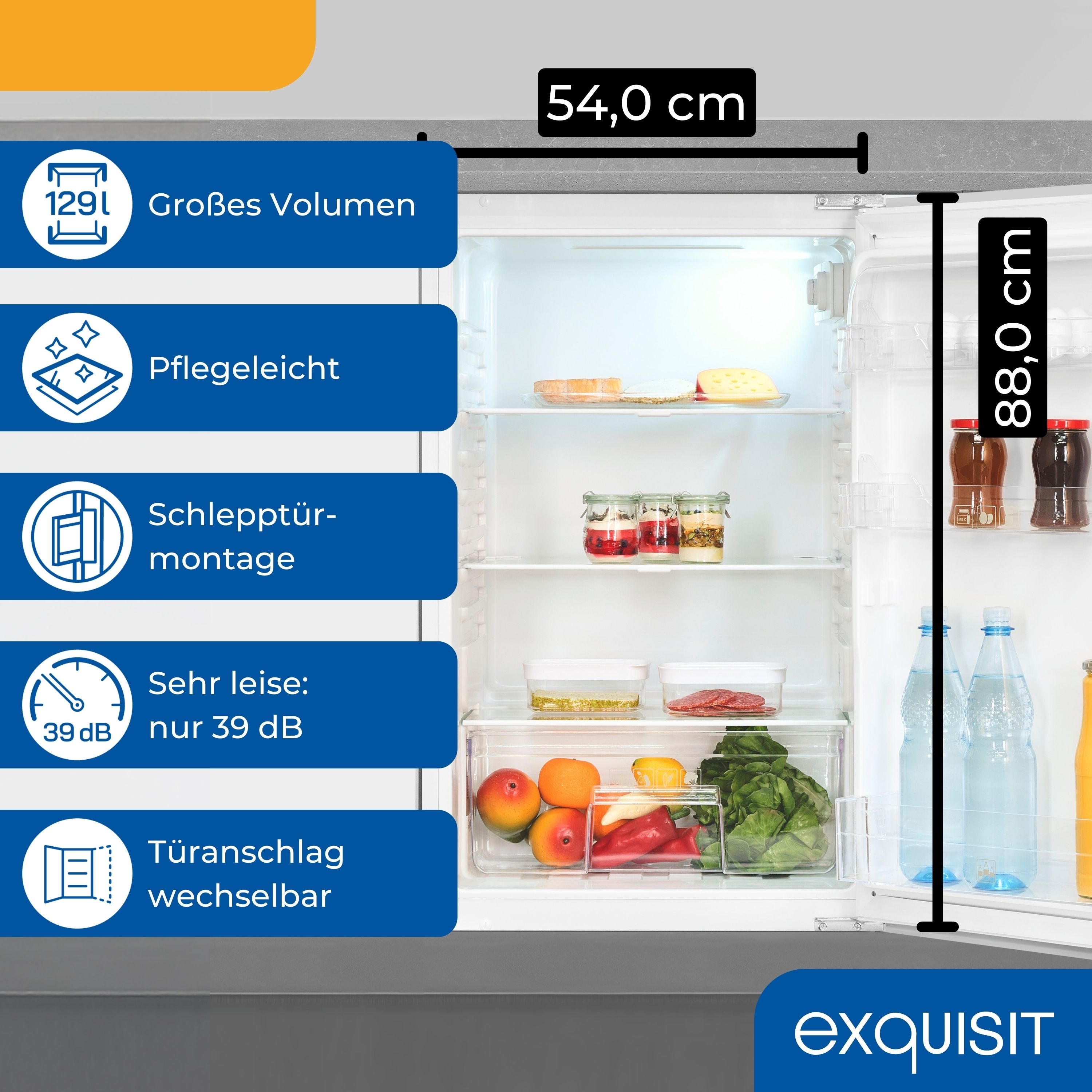 Ein offener Kühlschrank mit Obst, Gemüse und Käse. Er hat Wasser- und Saftflaschen. Die Abmessungen sind angegeben.