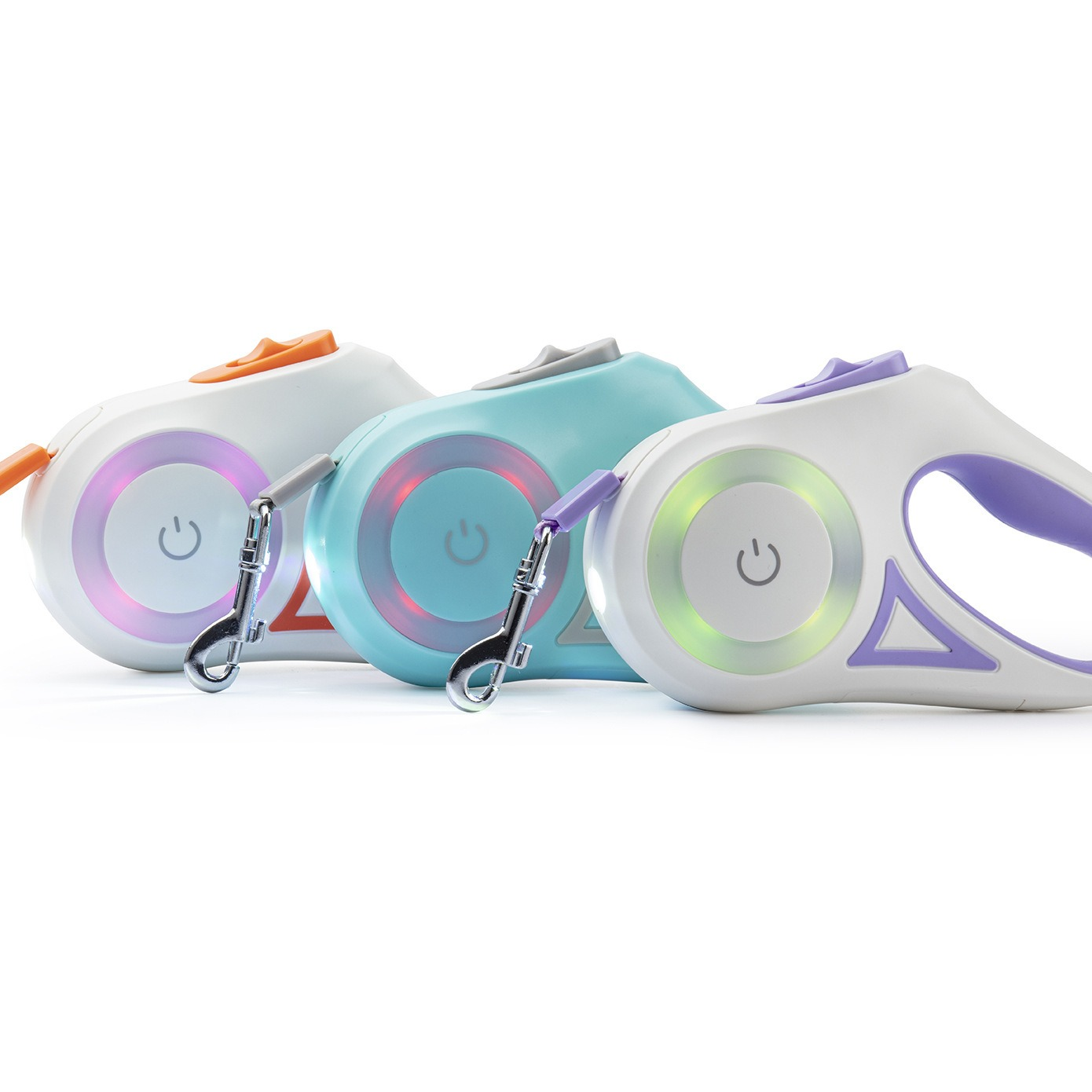 Drei einziehbare Hundeleinen. Weiß, blau und lila mit leuchtenden Ringen und Power-Button. Silberne Clips befestigt.