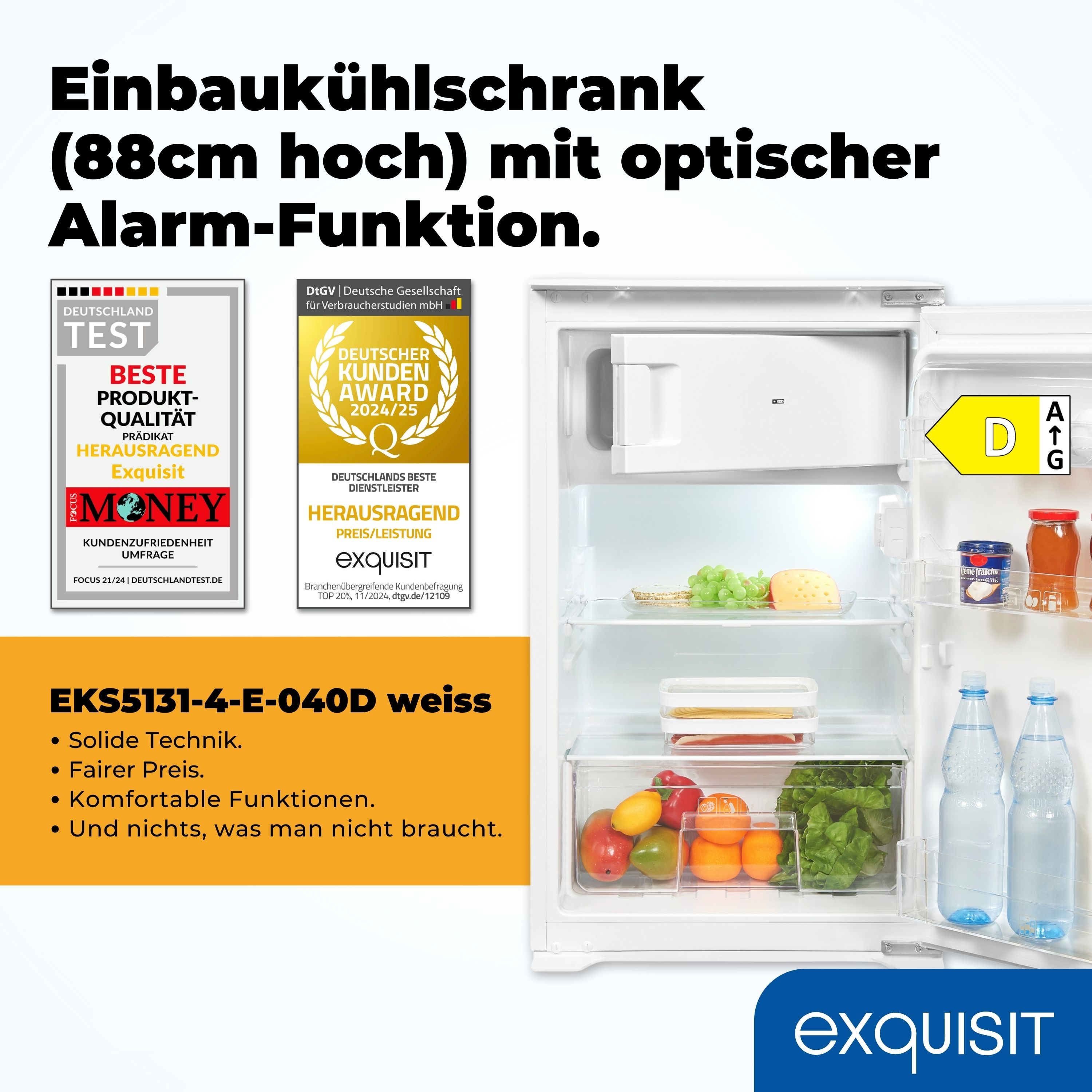 Ein Kühlschrank mit offener Tür, gefüllt mit Obst, Gemüse und Milchprodukten. Er hat das Energielabel D und Auszeichnungen.