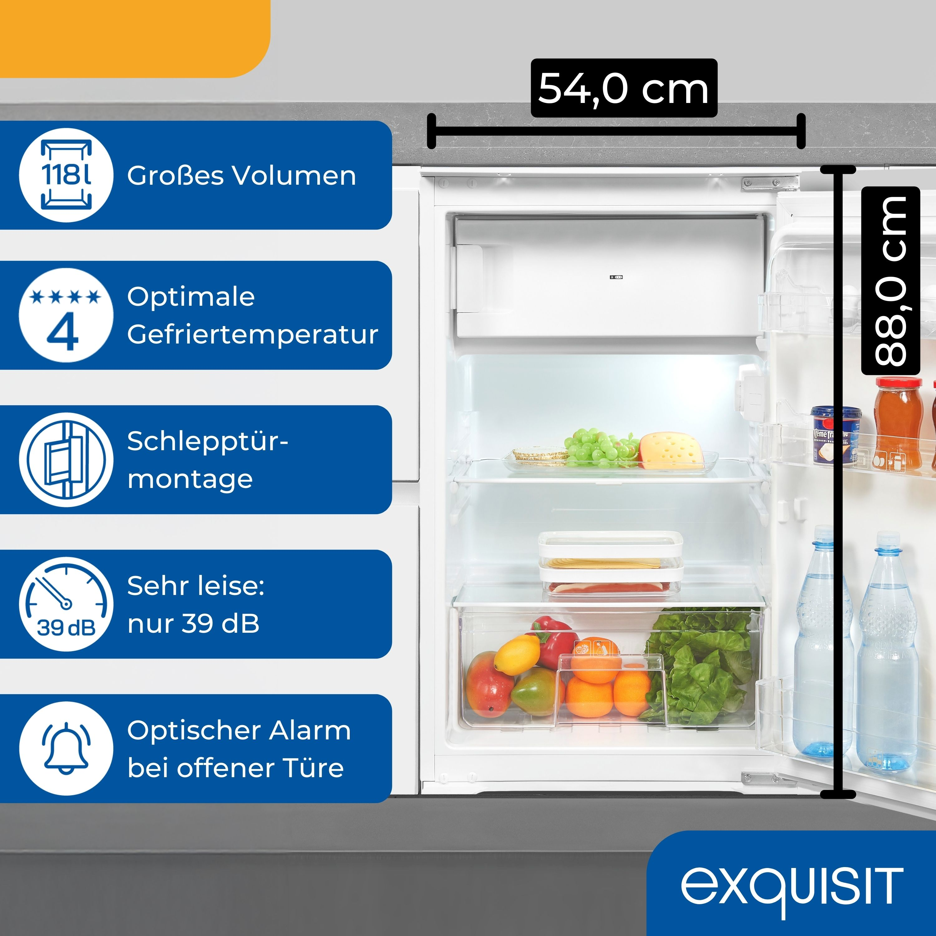 Offener Kühlschrank mit Lebensmitteln. Etiketten mit Funktionen und Maßen sind vorhanden.