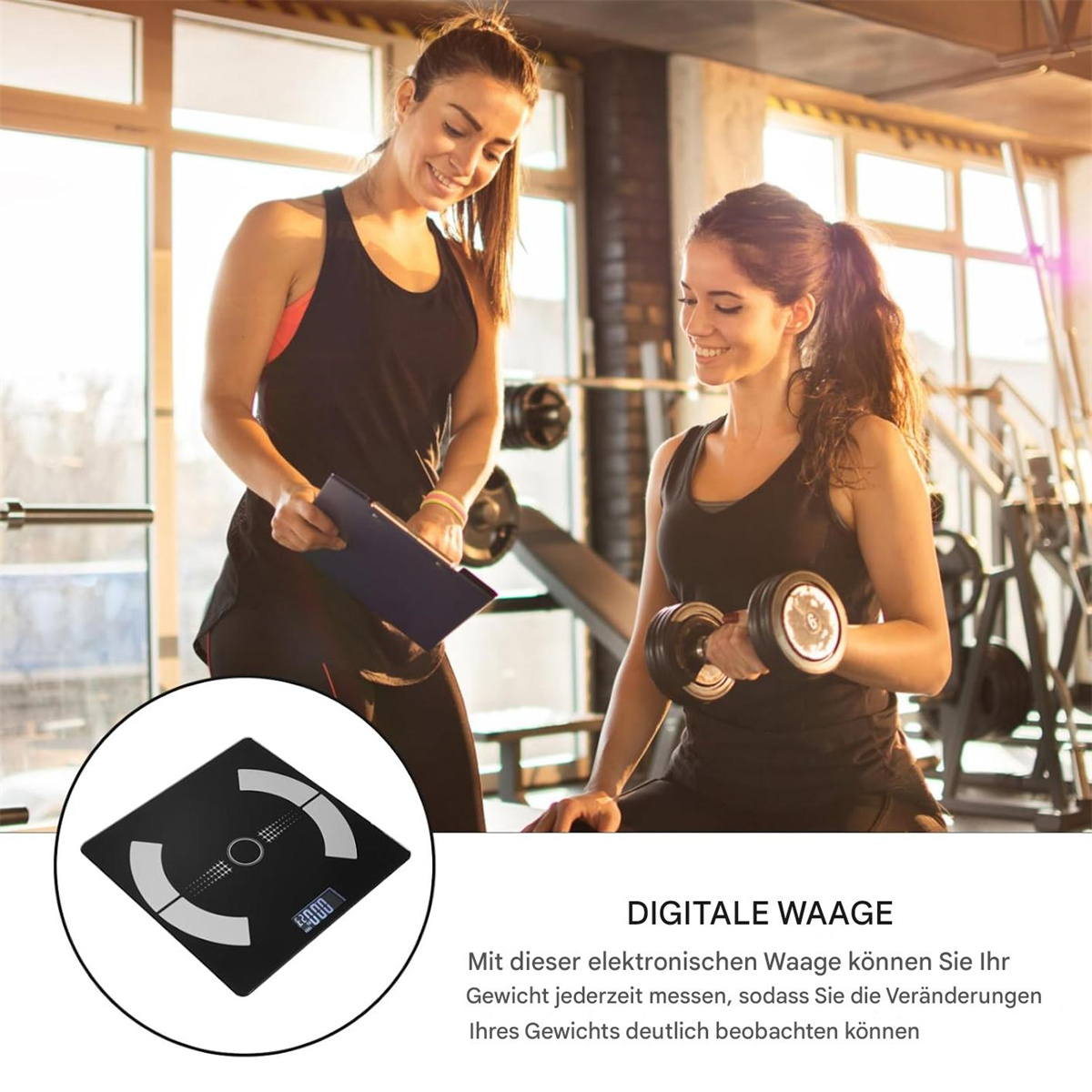 Zwei Frauen im Fitnessstudio. Eine hält eine Hantel, die andere einen Klemmbrett. Eine Waage befindet sich im Vordergrund.