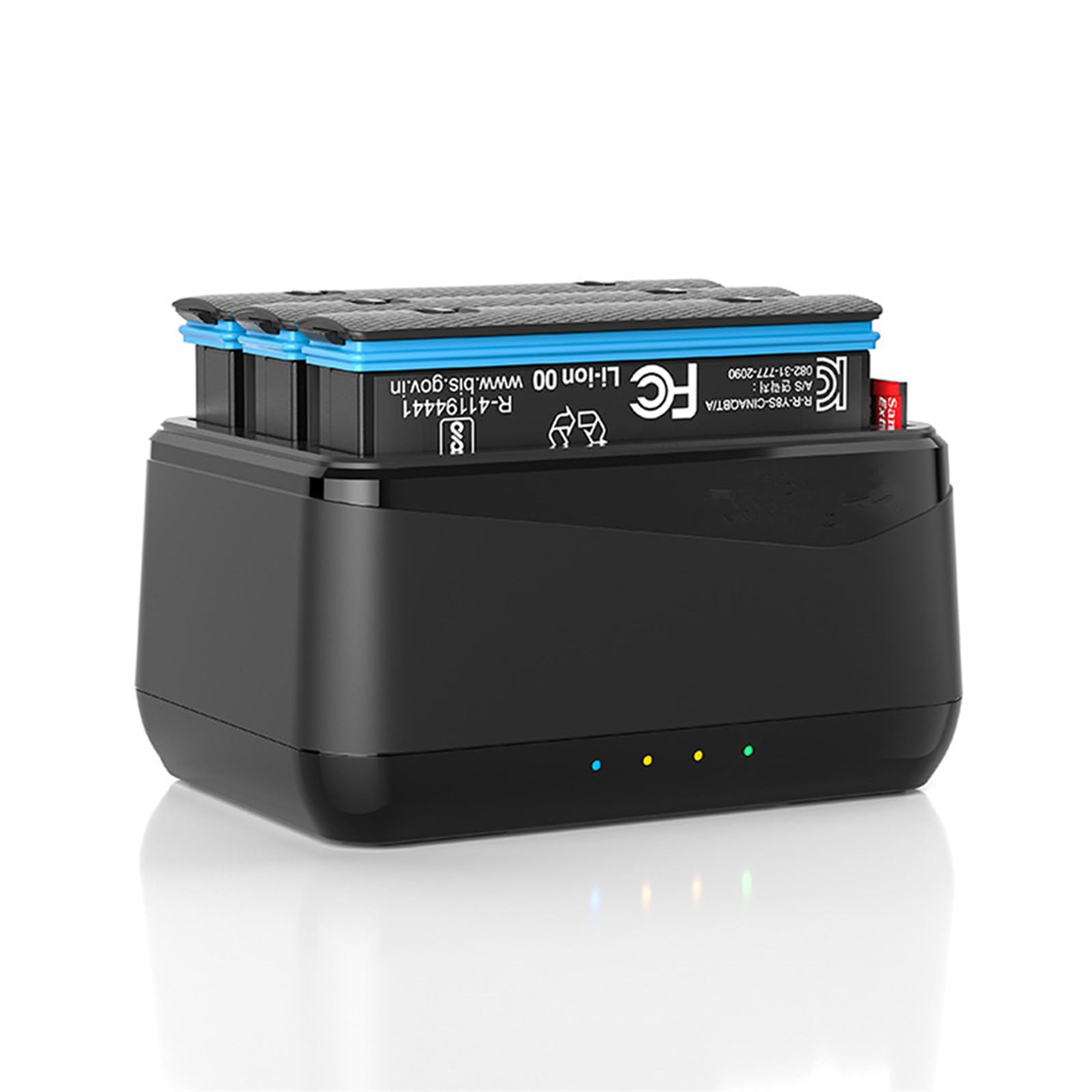 Schwarzes Batterieladegerät mit Batterien im Inneren. Das Ladegerät hat blaue, gelbe und grüne Lichter. Eine Speicherkarte ist rechts.