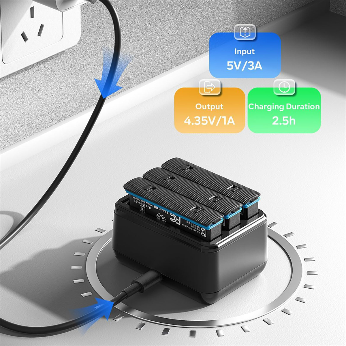 Ein Batterieladegerät mit drei Batterien, das an eine Steckdose angeschlossen ist. Das Ladegerät zeigt Eingangs- und Ausgangsdetails.