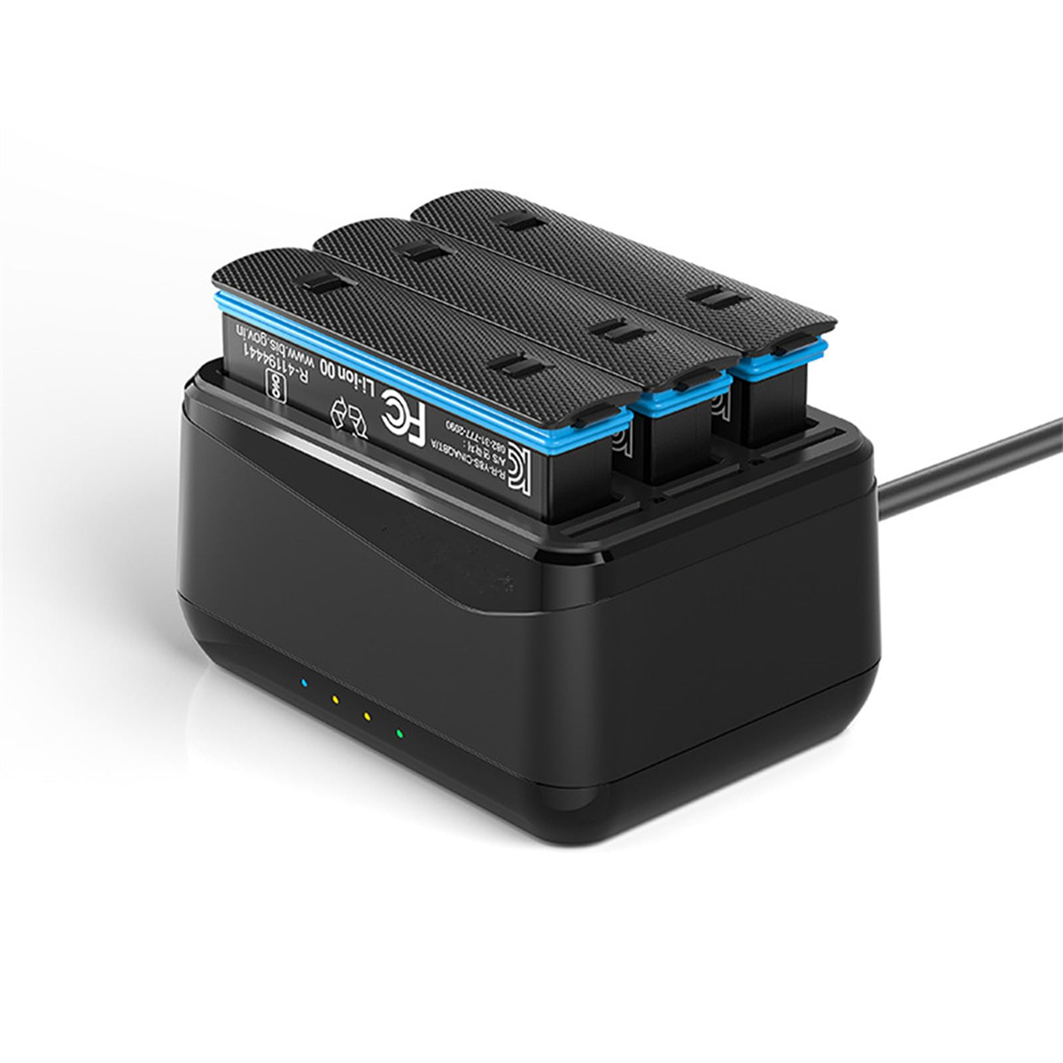 Ein schwarzes Batterieladegerät mit drei eingelegten Batterien. Blaue Akzente und Kontrollleuchten sind sichtbar. Ein Ladekabel ist angeschlossen.