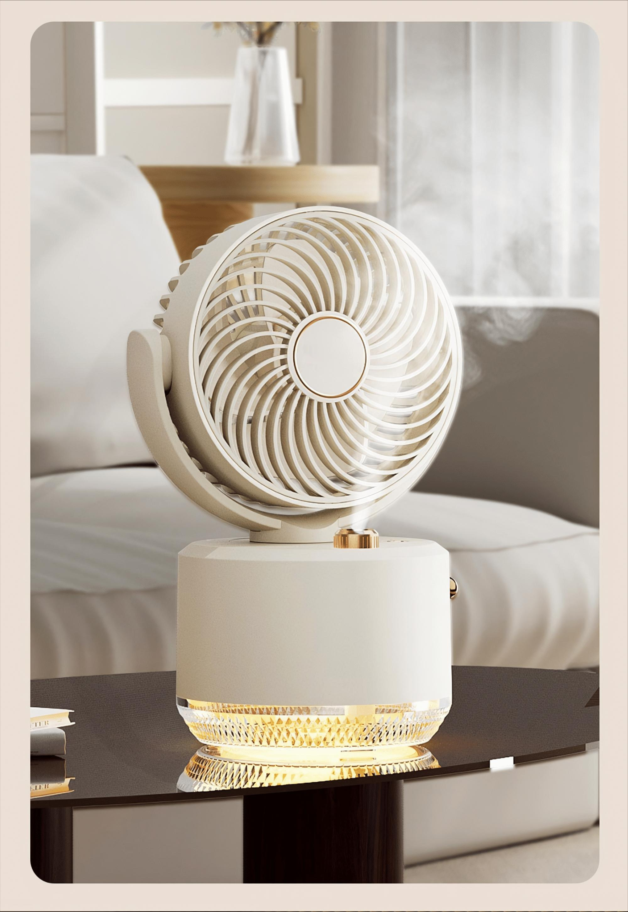 Ein cremefarbener Tischventilator mit goldenen Akzenten steht auf einem dunklen Tisch. Im unscharfen Hintergrund sind ein Sofa und eine Vase zu sehen.