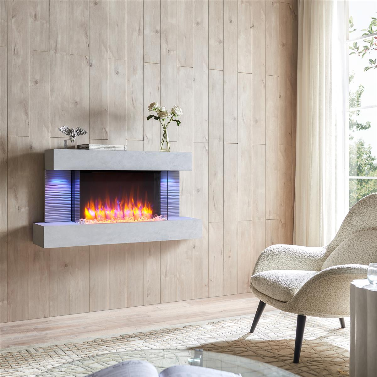 Ein moderner Kamin mit Flammen, ein weißer Stuhl und ein Fenster mit Vorhang in einem Raum mit Holzverkleidung.