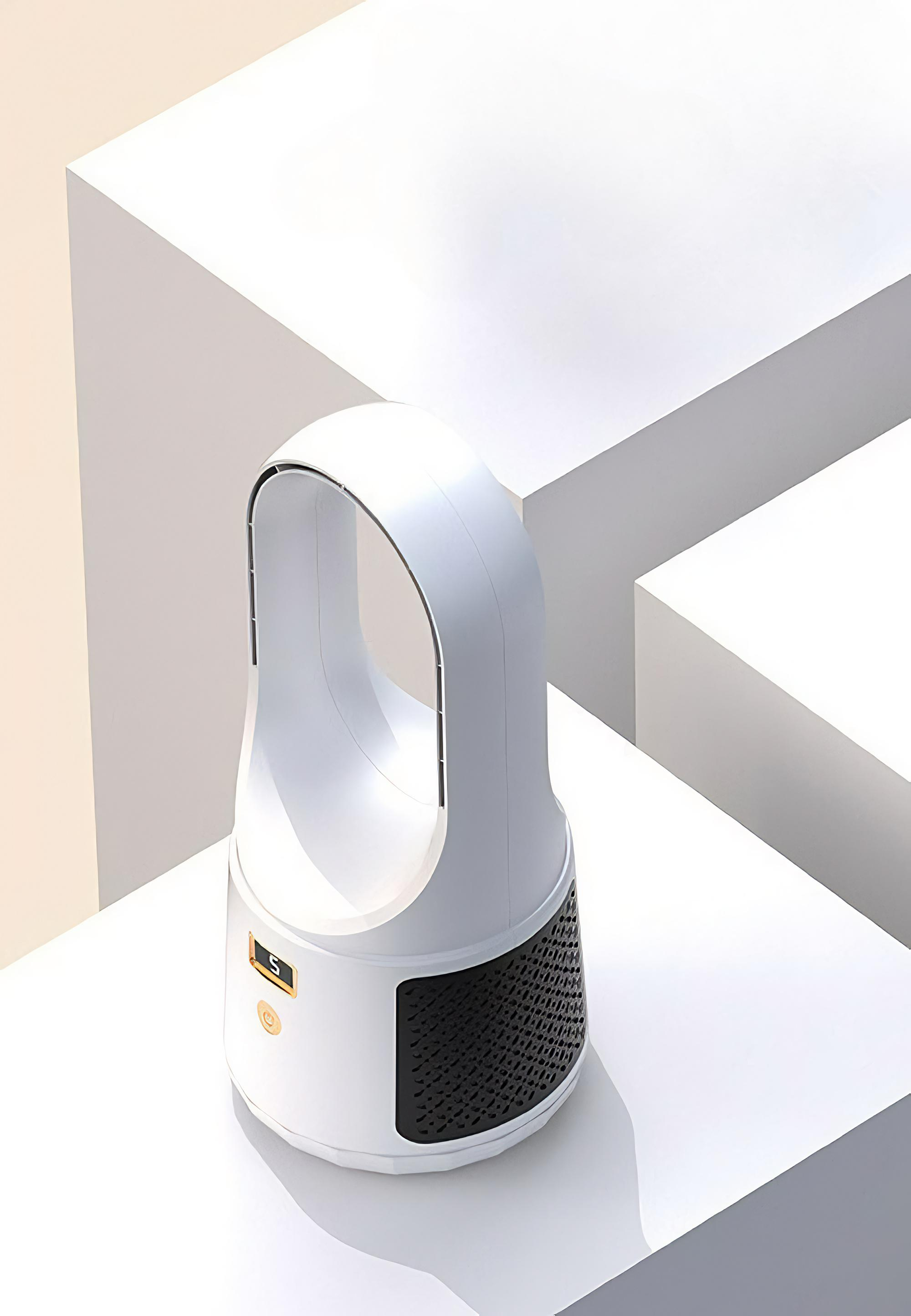 Weißer Ventilator mit Griff auf weißen geometrischen Formen. Er hat ein schwarzes Gitter und eine Anzeige mit der Zahl 5.