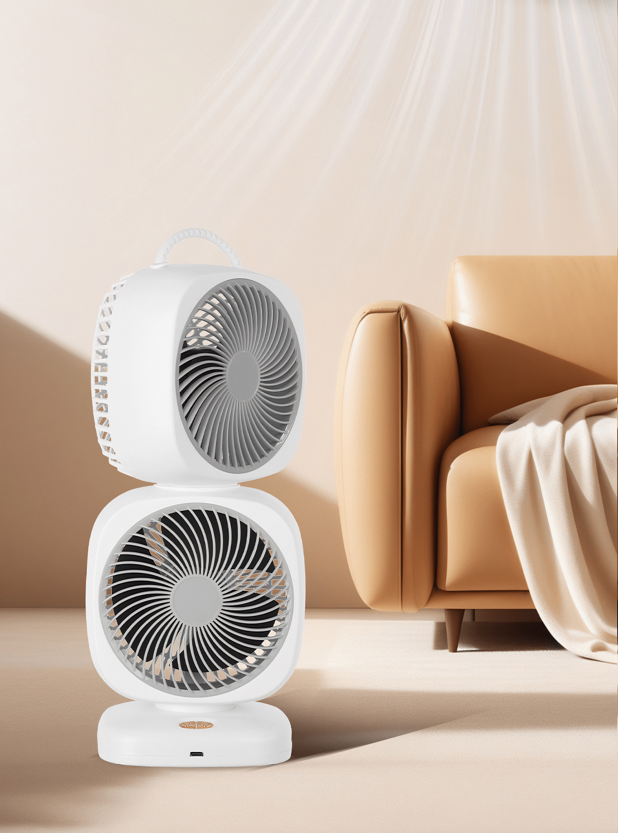 Ein weißes Doppelventilatorgerät steht auf einem hellen Boden. Rechts befindet sich ein beiges Sofa mit einer cremefarbenen Decke.