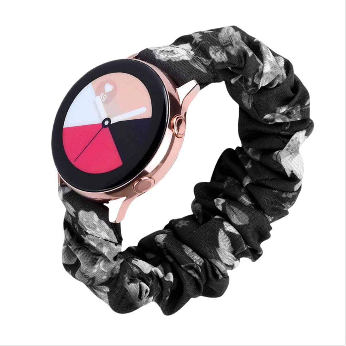 Uno smartwatch color oro rosa con cinturino a fantasia floreale. Il quadrante mostra segmenti rosa, bianchi e neri. Il cinturino è nero con fiori bianchi.