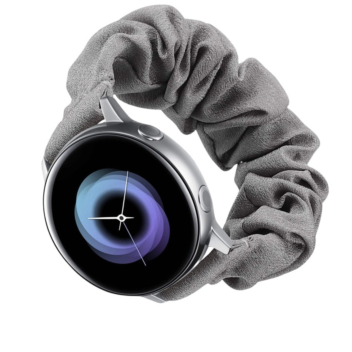 Uno smartwatch argentato con cinturino in tessuto grigio. Il quadrante mostra l'ora. Il cinturino è in stile scrunchie.