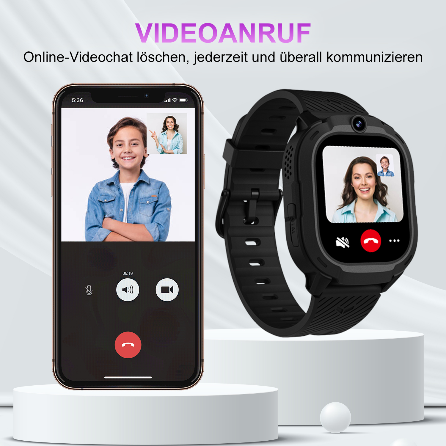 Ein Telefon und eine Smartwatch zeigen Videoanrufe. Das Telefon zeigt einen Jungen, die Uhr eine Frau. Beide stehen auf einem weißen Ständer.