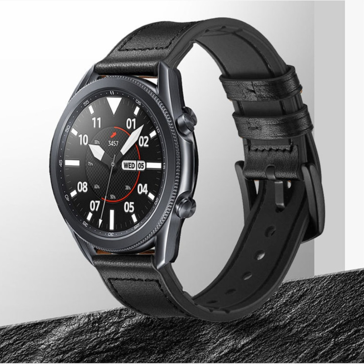 Uno smartwatch nero con cinturino in pelle nera. Il quadrante mostra numeri e una data. Si trova su una superficie strutturata.