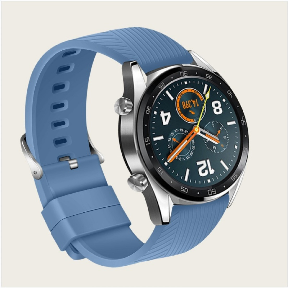 Uno smartwatch blu con quadrante circolare. L'orologio mostra numeri e lancette. Il cinturino è anch'esso blu e in gomma.